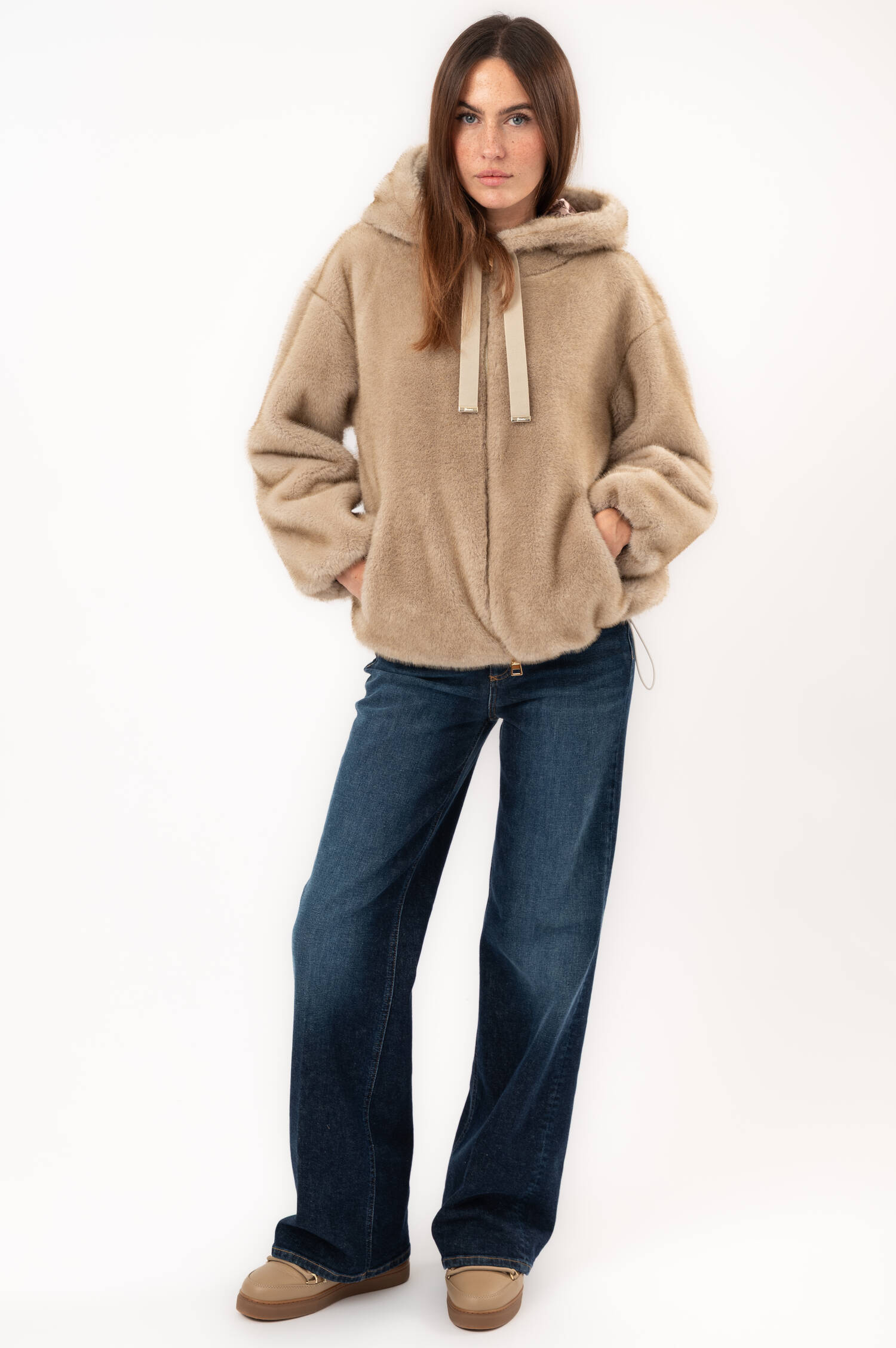 Faux-Fur-Jacke mit Kapuze in Beige Faux-Fur-Jacke mit Kapuze in Beige