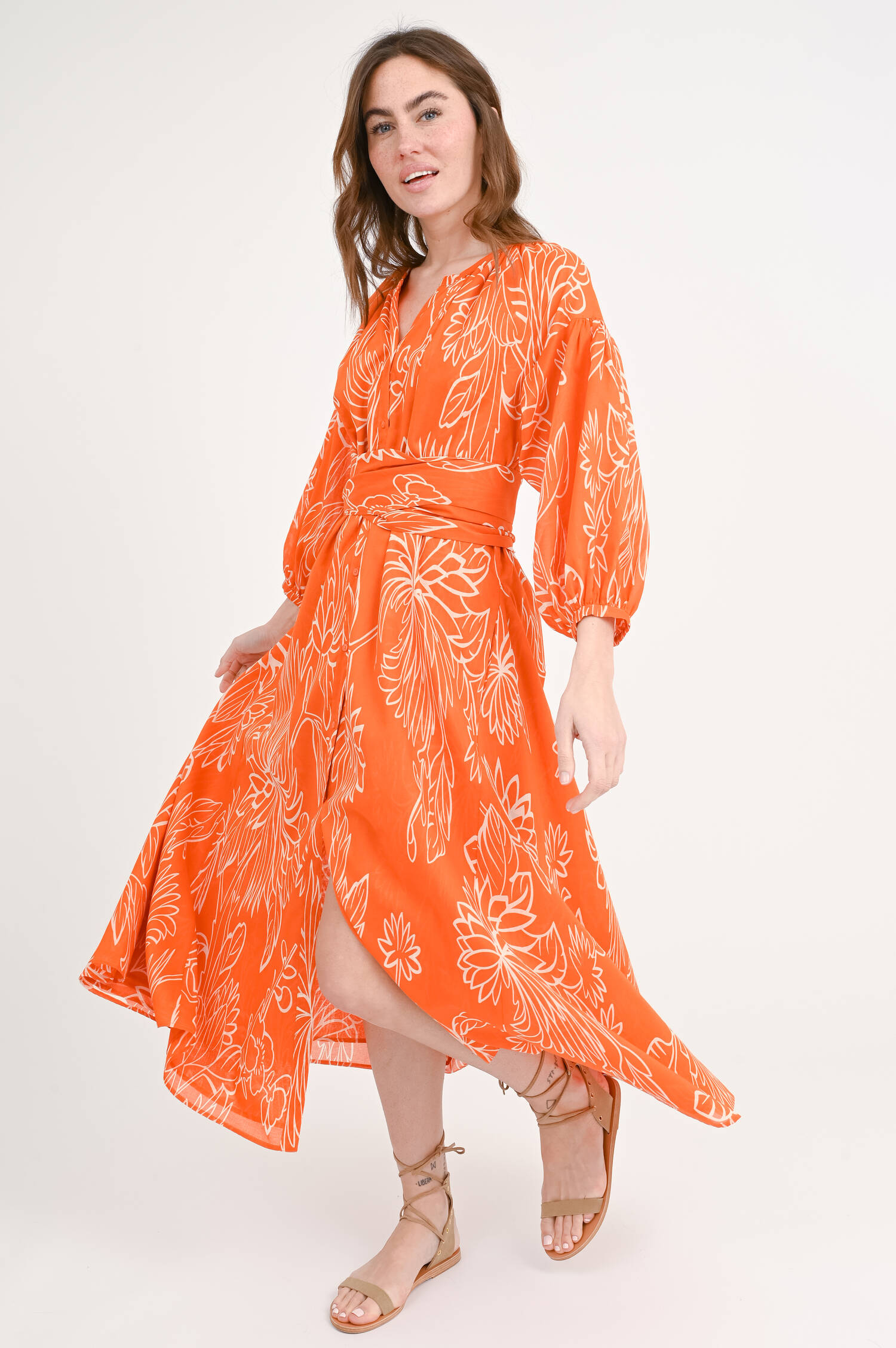 Maxi-Kleid AUA mit Blumenmuster in Orange/Weiß