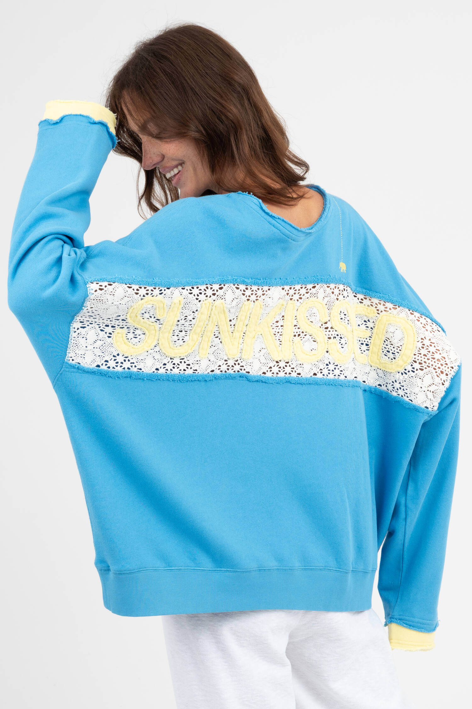Sweater mit Häkel-Einsatz in Blau Sweater mit Häkel-Einsatz in Blau