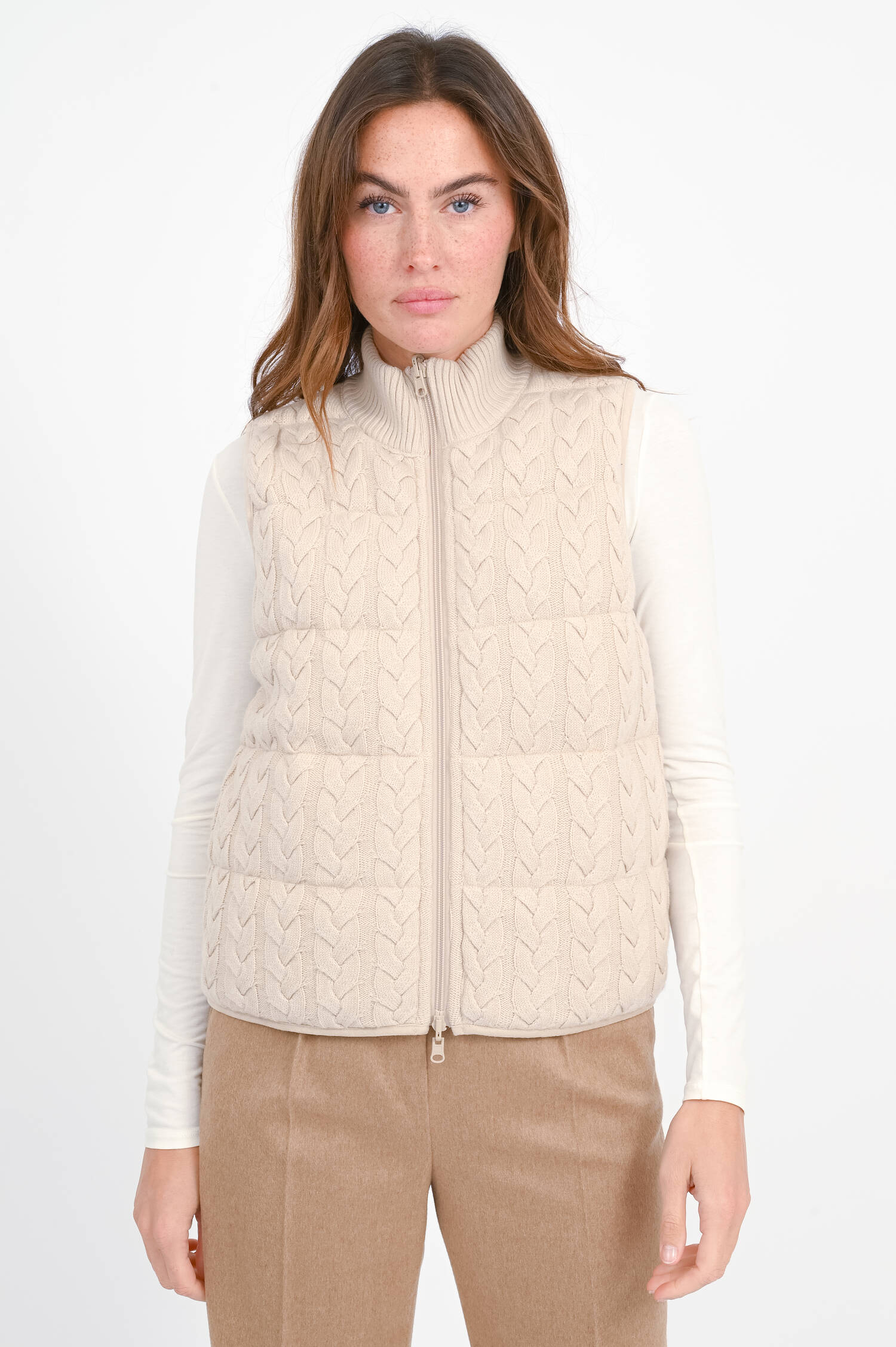Daunen-Wendegilet mit Zopfstrick-Muster in Natural