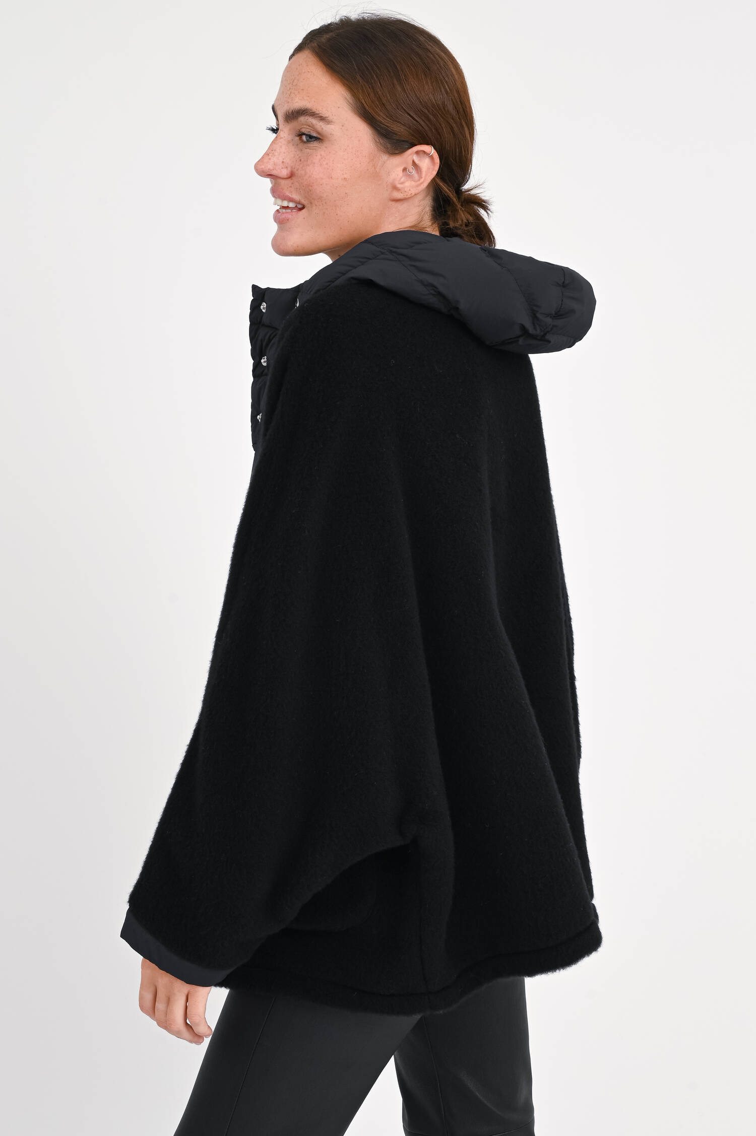 Wollcape in Schwarz