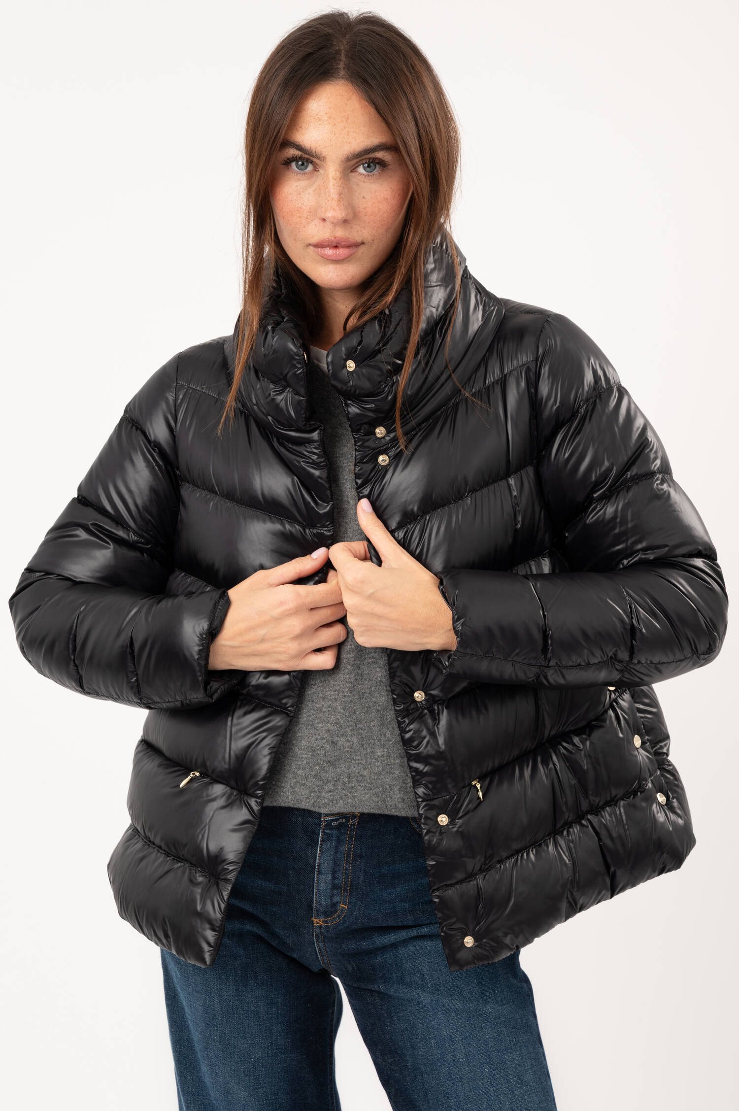 Daunenjacke mit breitem Stehkragen in Schwarz 