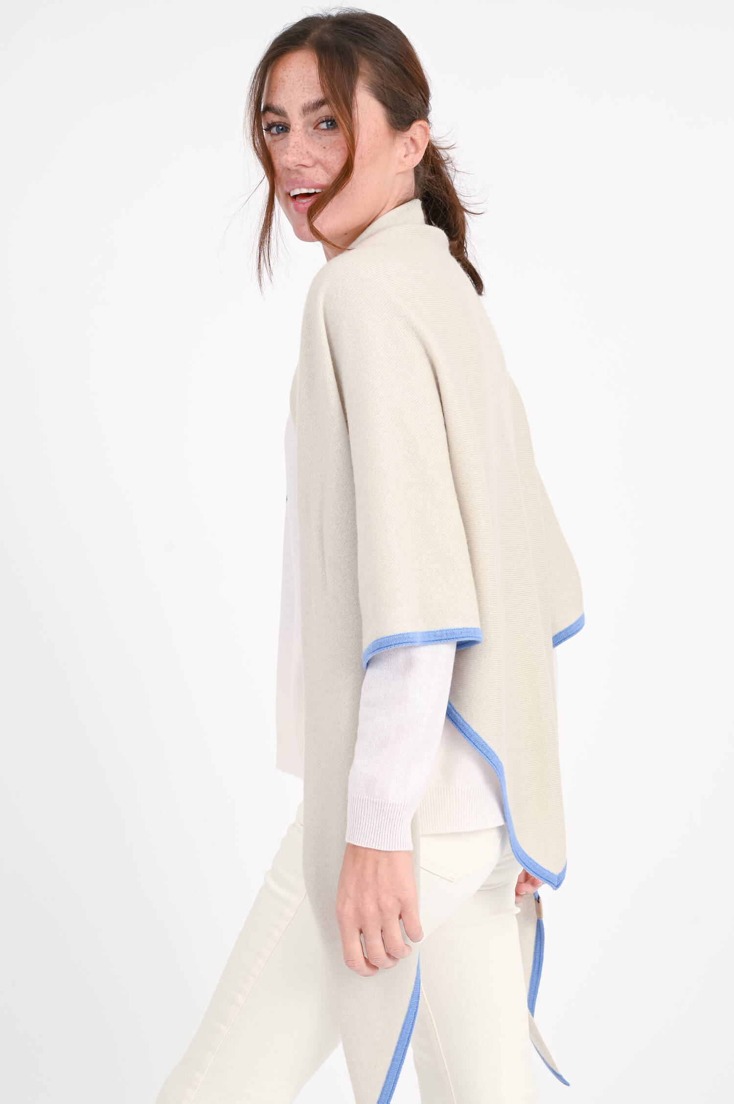 Poncho mit Kontrastfarbe in Marzipan/Blau