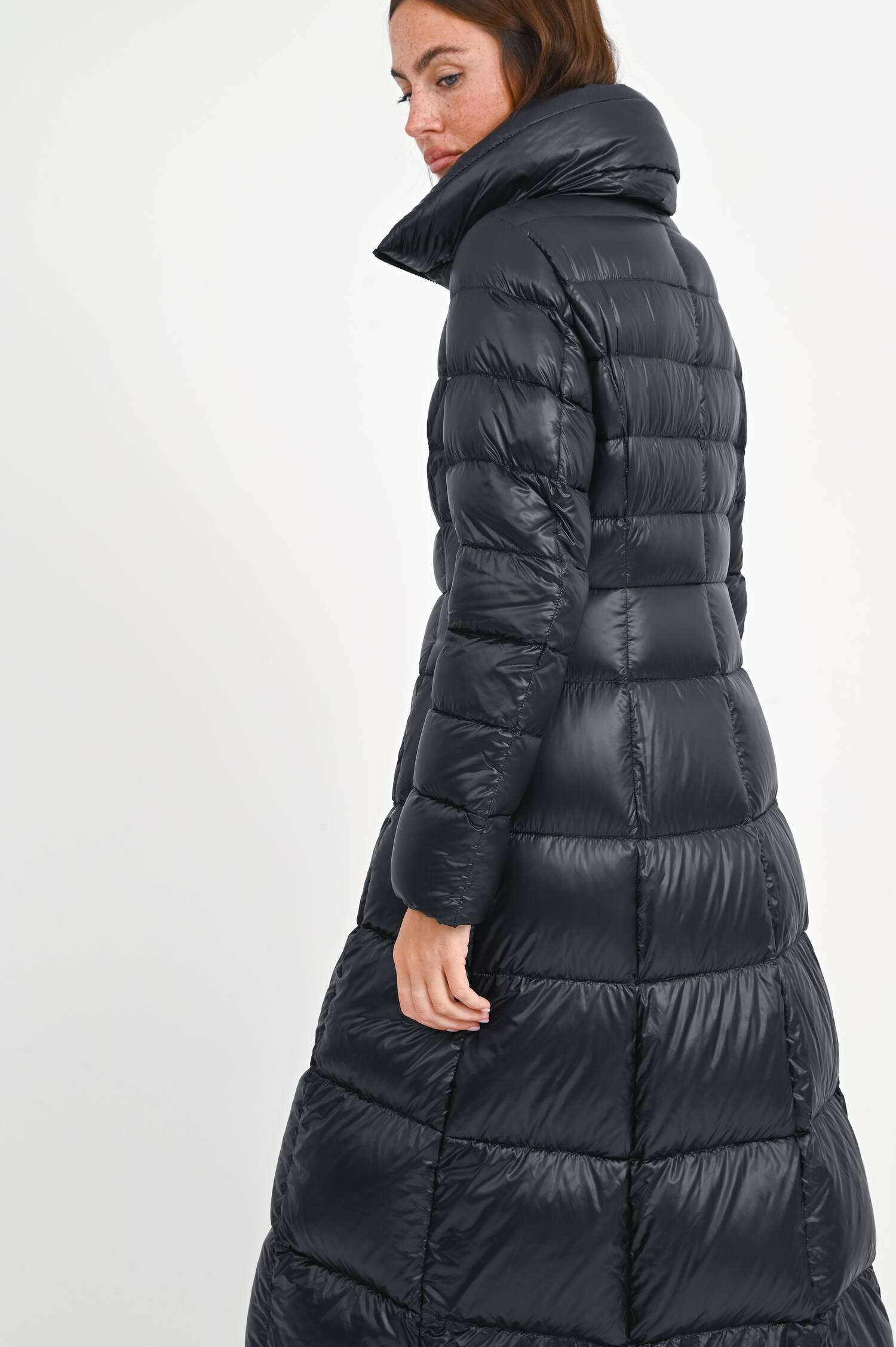 Daunenmantel mit Gürtel in Schwarz