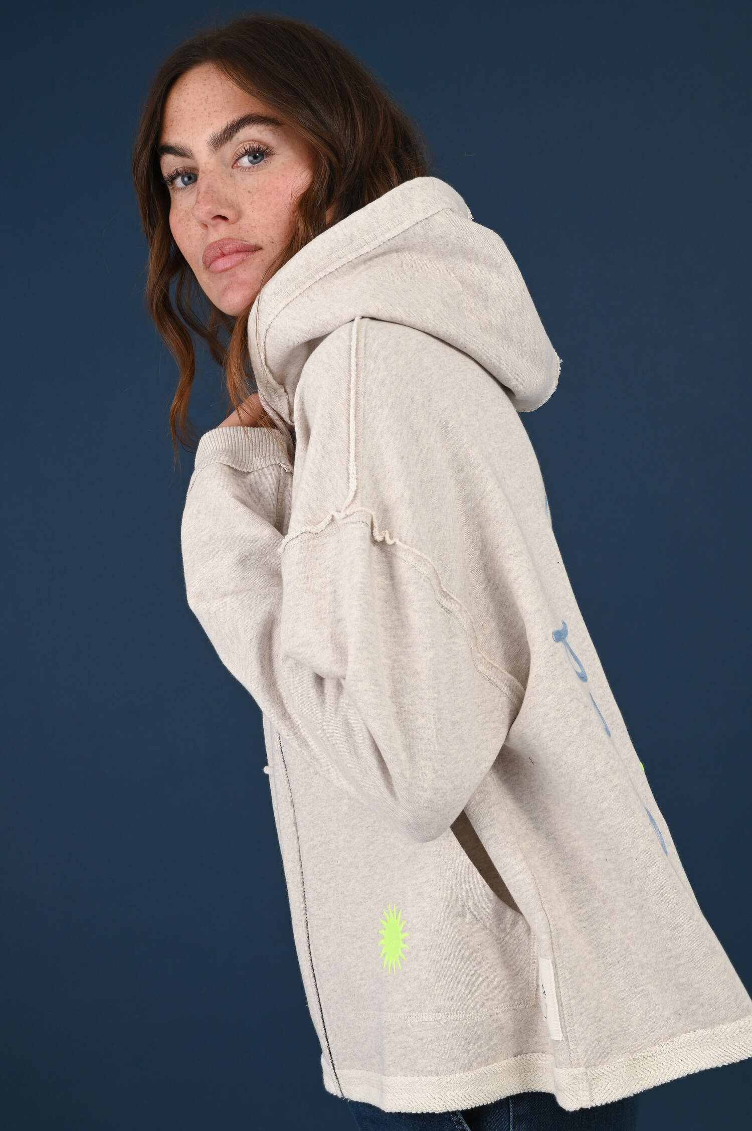 Kapuzensweater Good Mood Club in Light Beige