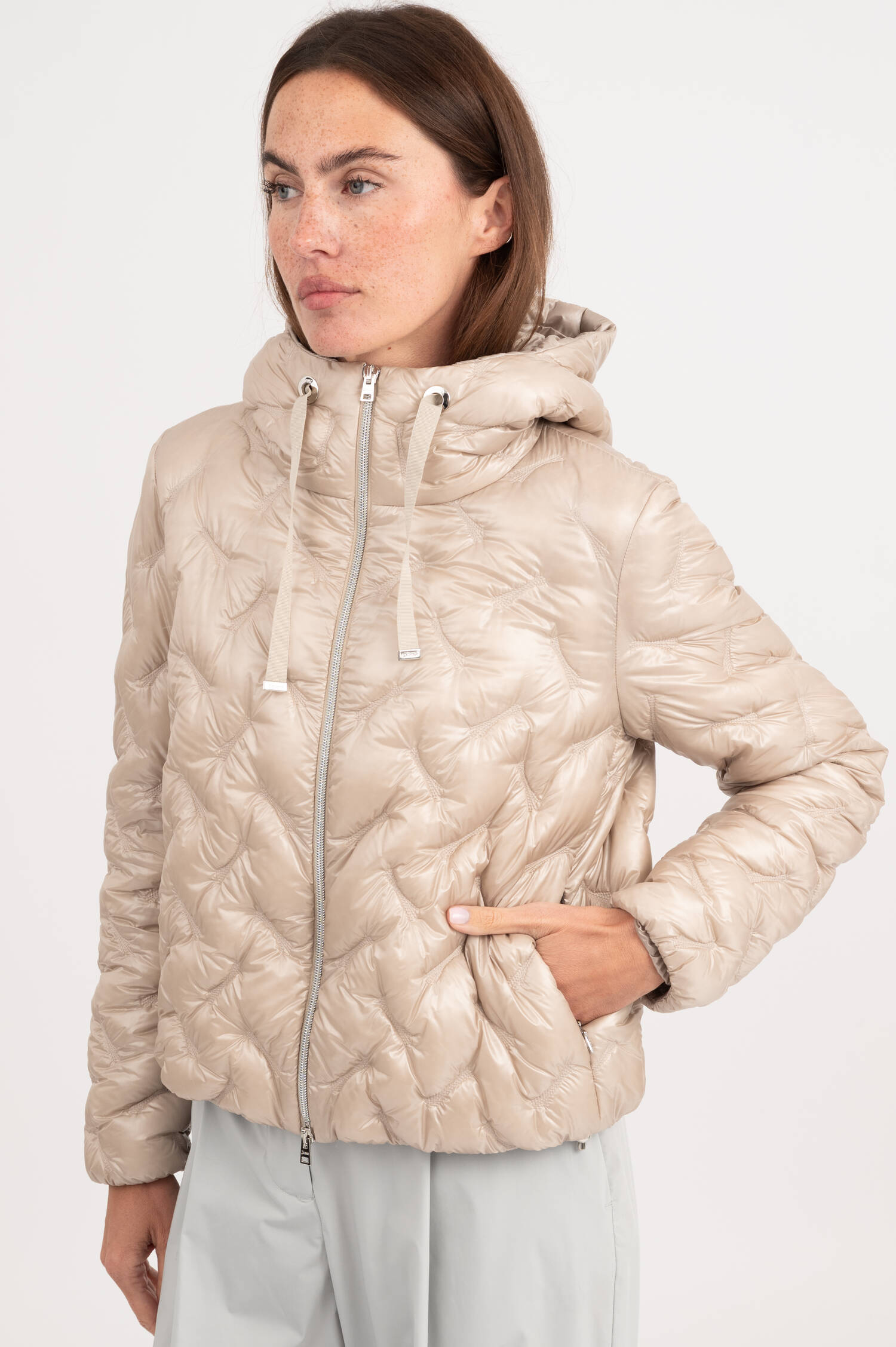Daunenjacke mit Kapuze in Beige Daunenjacke mit Kapuze in Beige