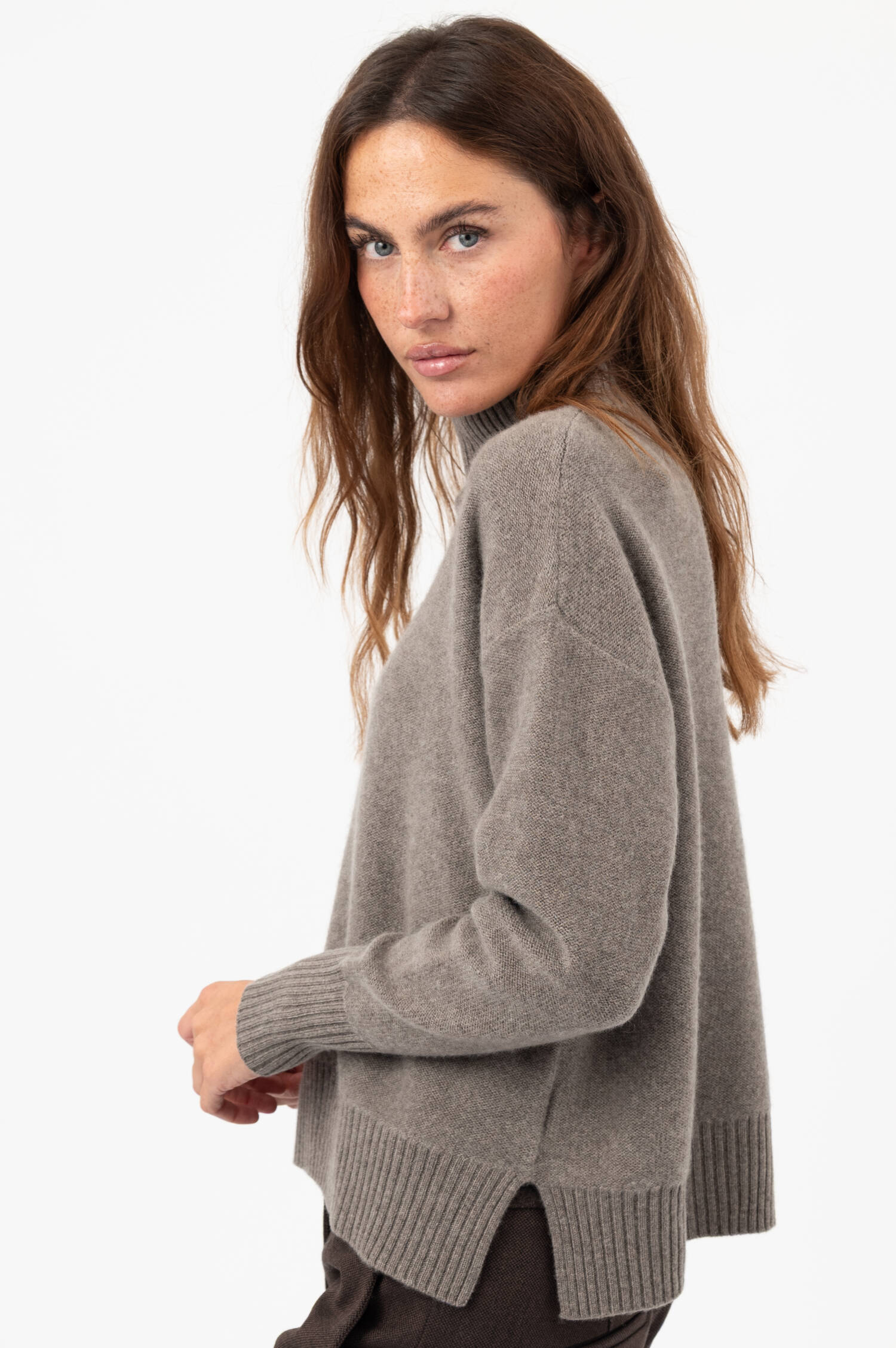 Oversized-Rollkragen-Pullover in Taupe Oversized-Rollkragen-Pullover in Taupe