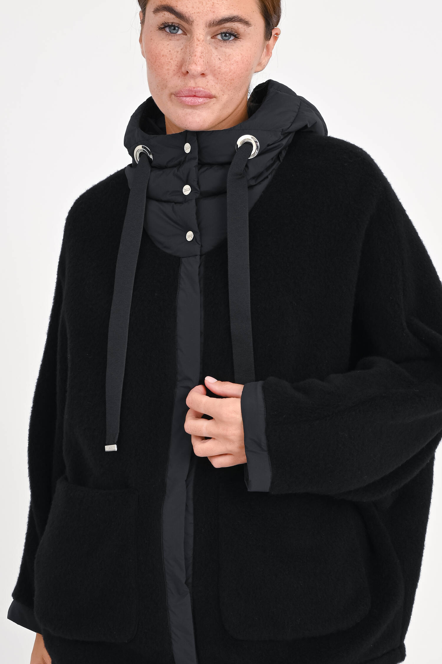 Wollcape in Schwarz