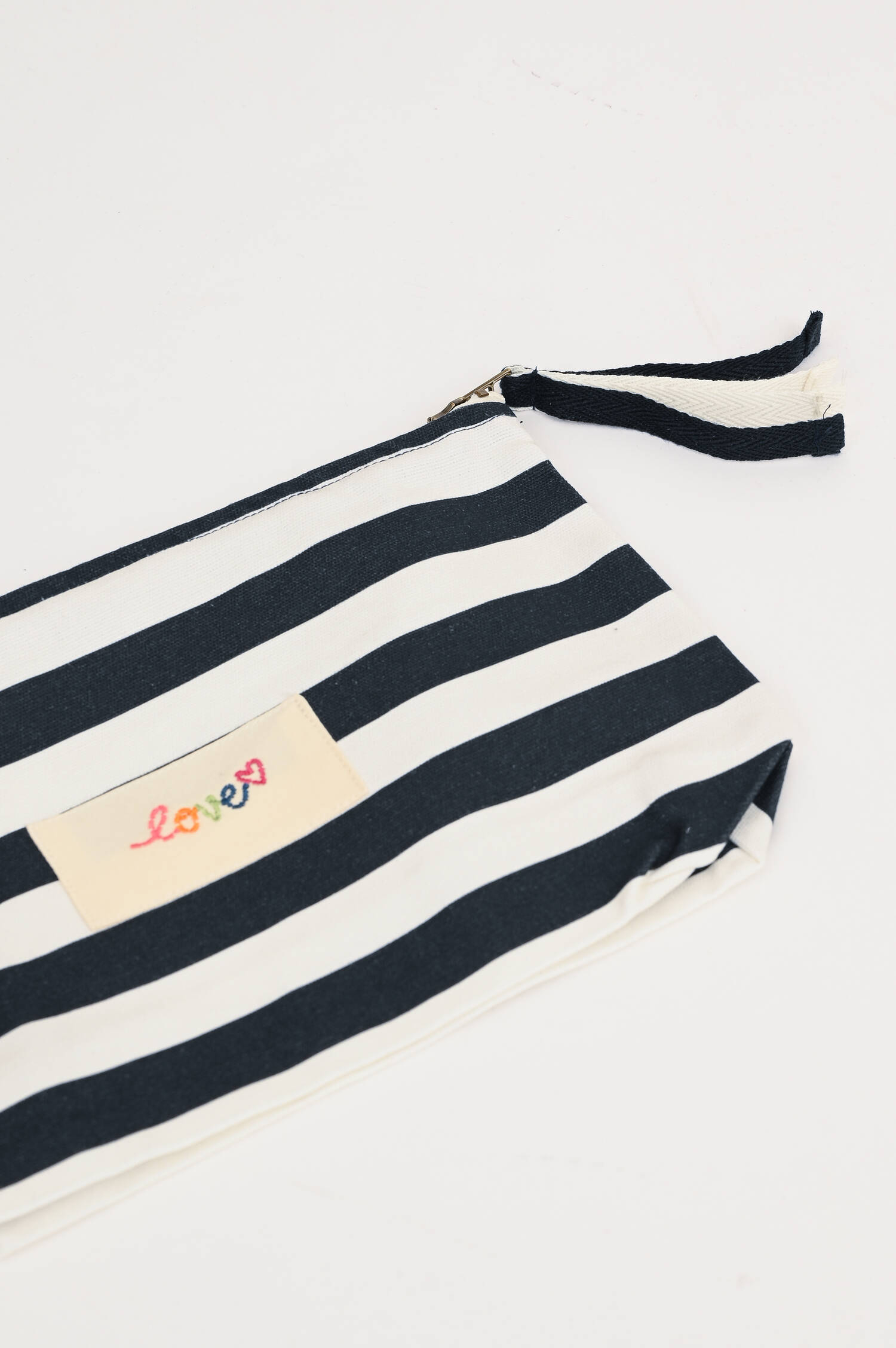 Gestreifte Clutch in Navy/Weiß