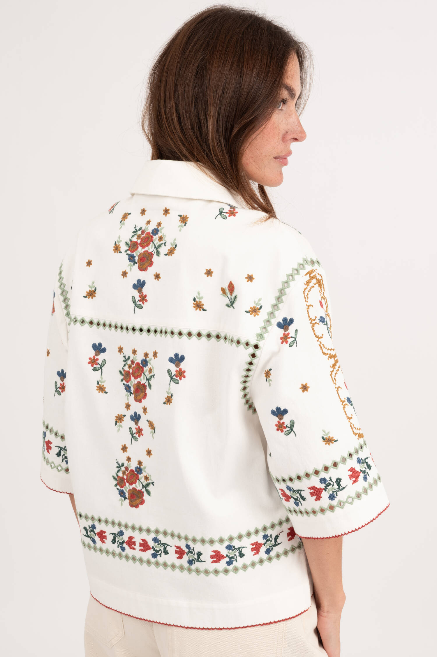 Bluse FARSA mit floralem Stick in Weiß Bluse FARSA mit floralem Stick in Weiß