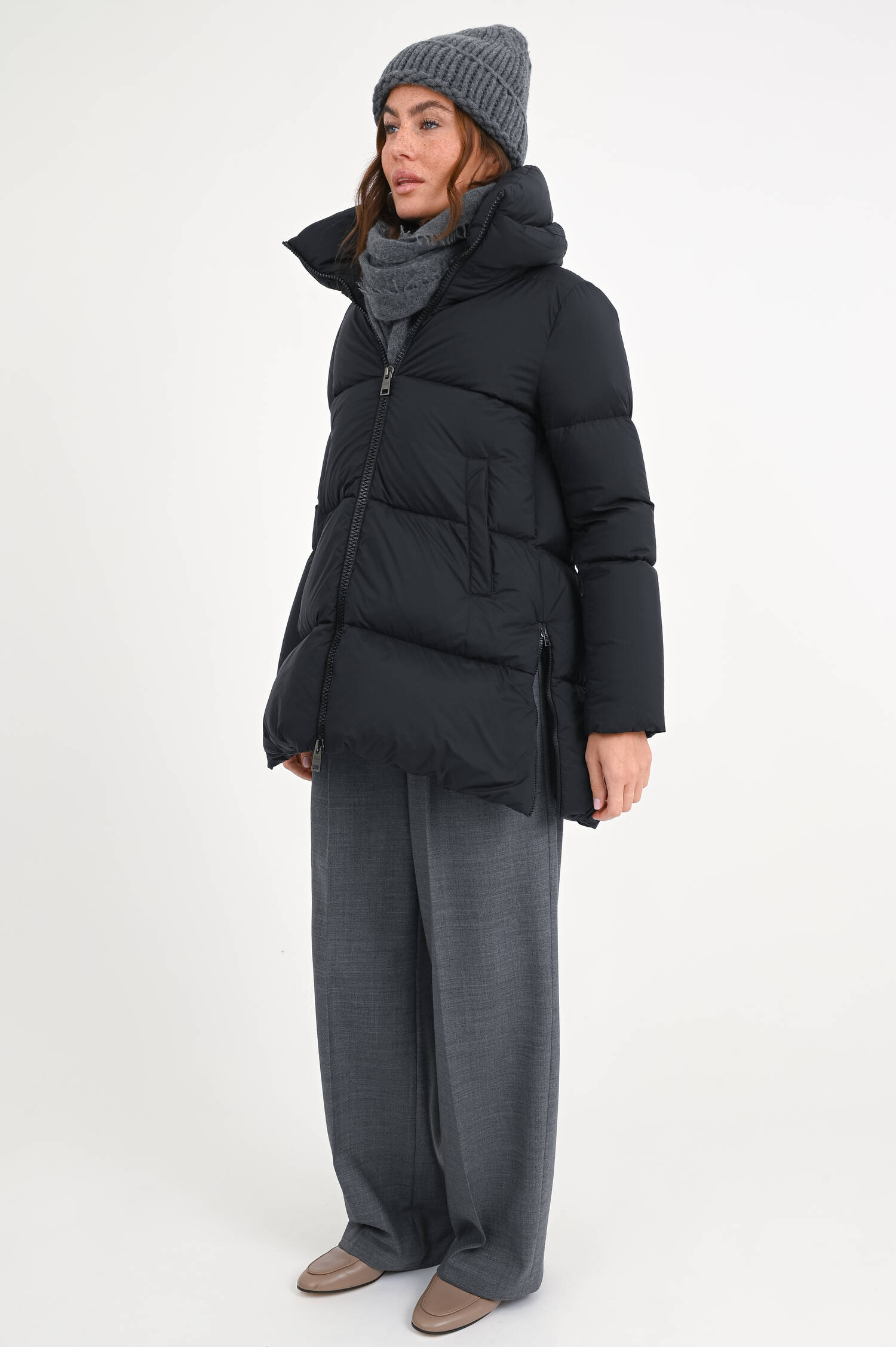 Daunenjacke mit Stehkragen in Schwarz