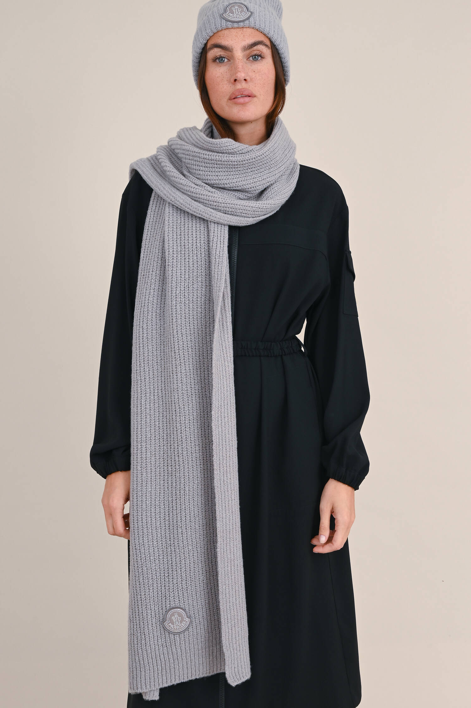Schal aus Wollmischung in Grau