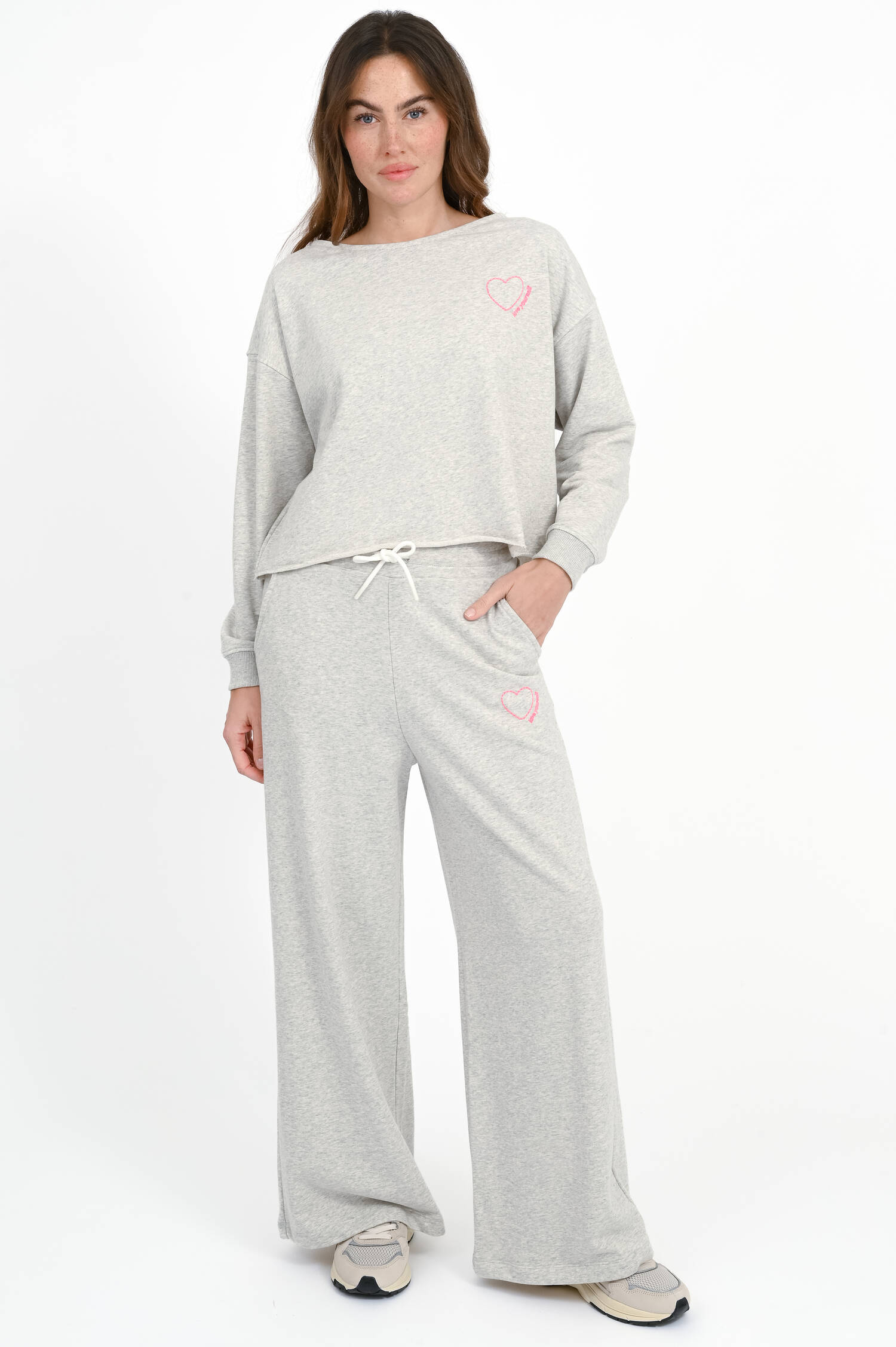 Sweater mit Herz-Stickerei in Grau meliert