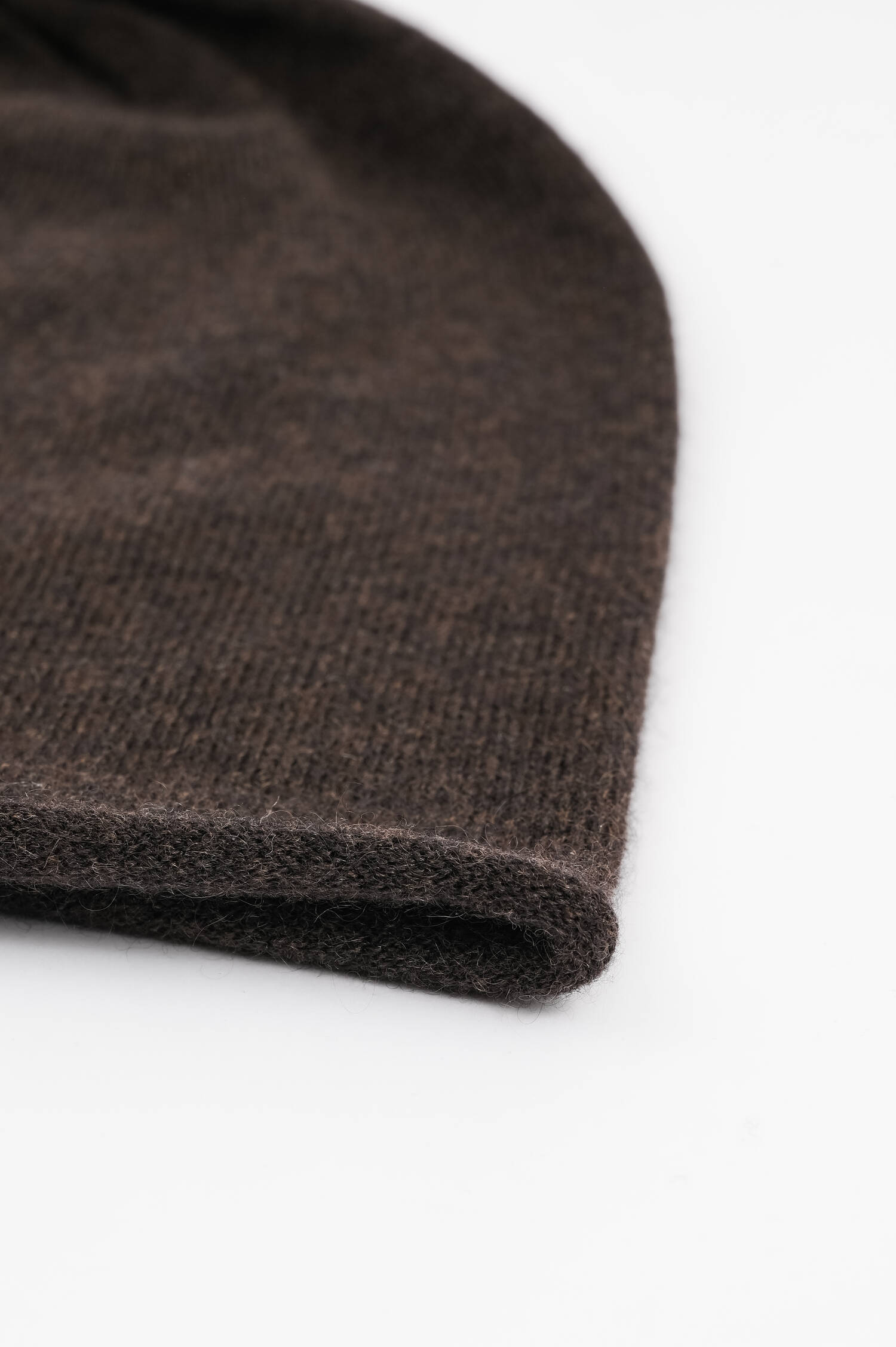 Feinstrick-Mütze mit Rollsaum in Dunkelbraun Feinstrick-Mütze mit Rollsaum in Dunkelbraun