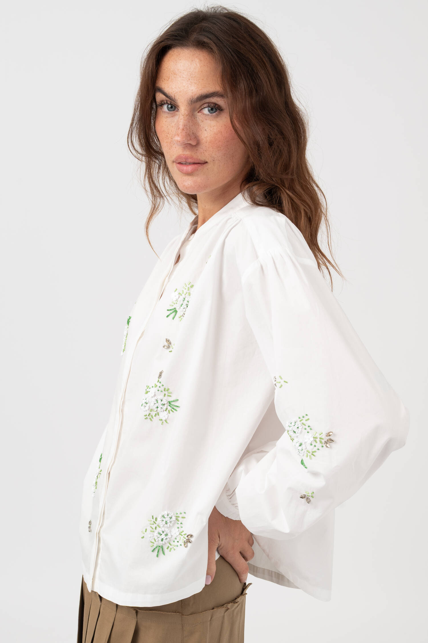 Bluse mit Perlen in Weiß Bluse mit Perlen in Weiß