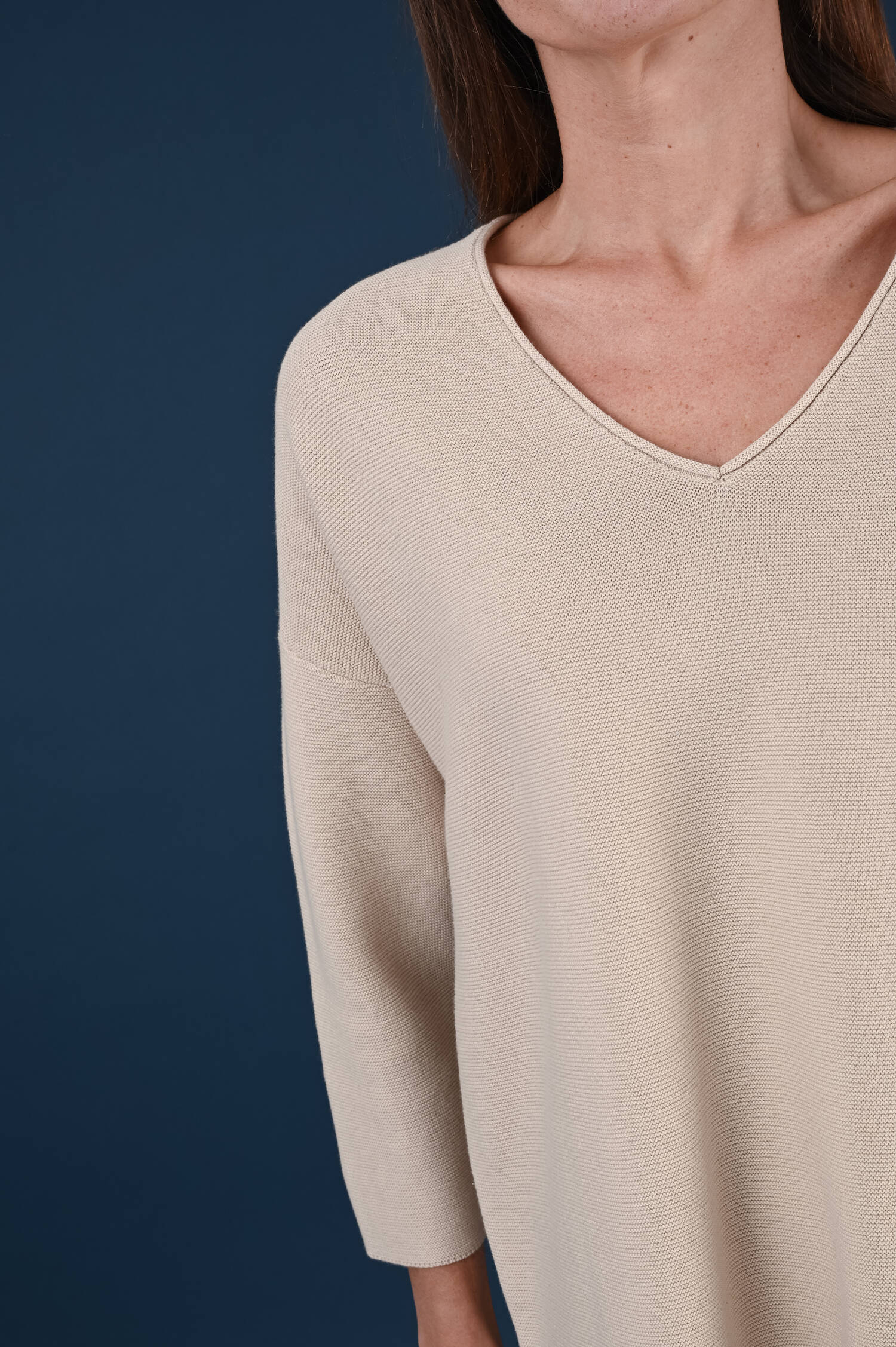 Feinstrickpullover mit V-Ausschnitt in Beige