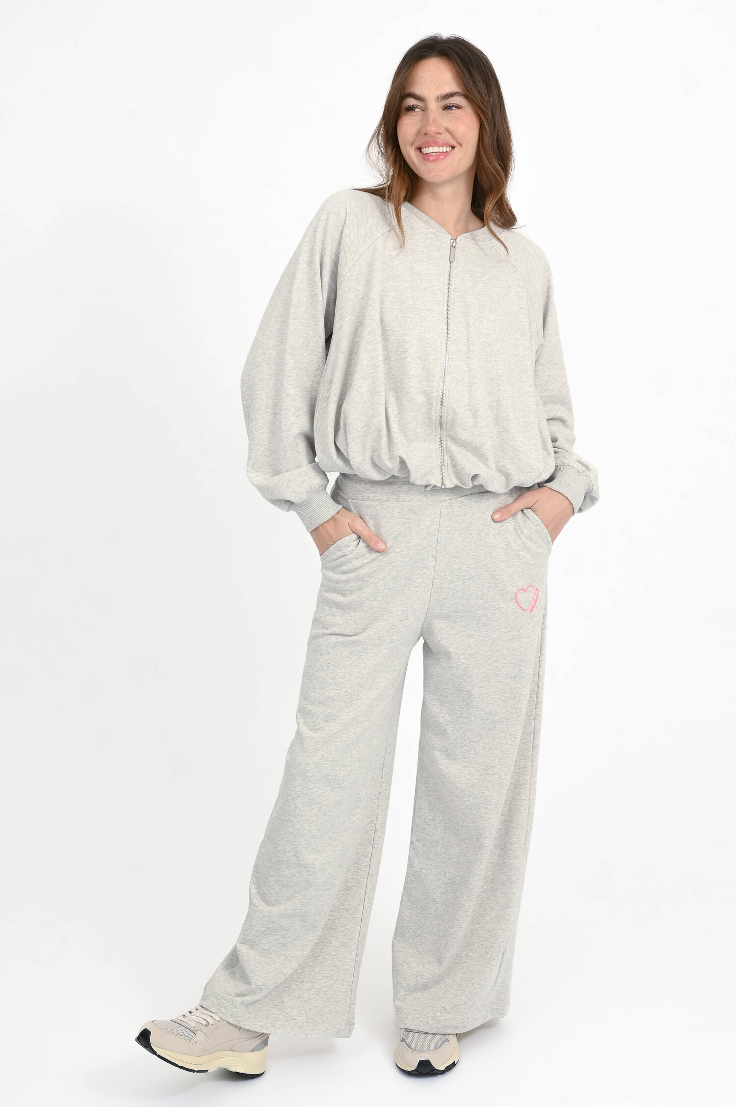 Sweater-Jacke mit Aufnäher in Grau meliert