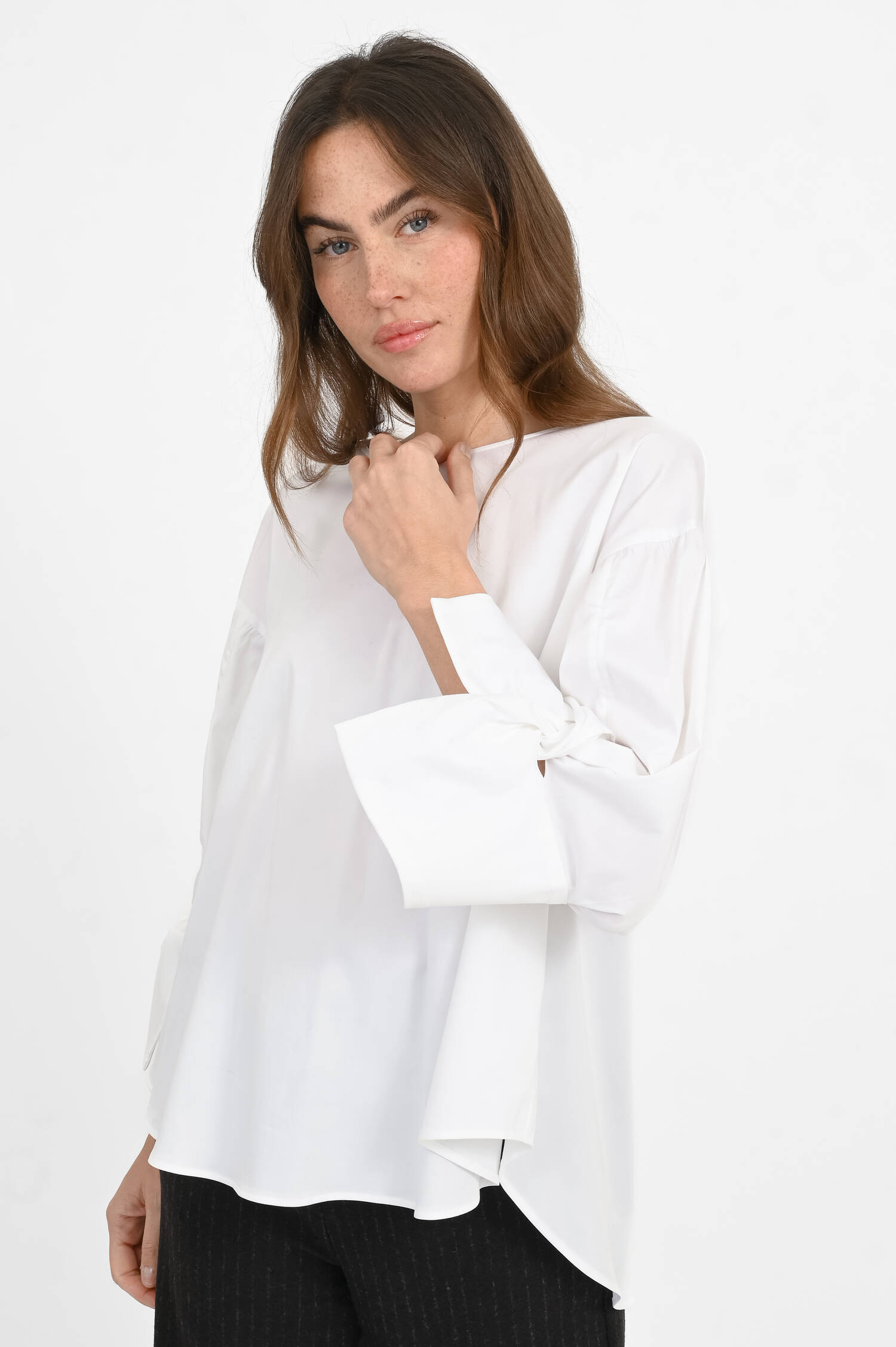 Bluse mit stylischem Arm in Weiß Bluse mit stylischem Arm in Weiß