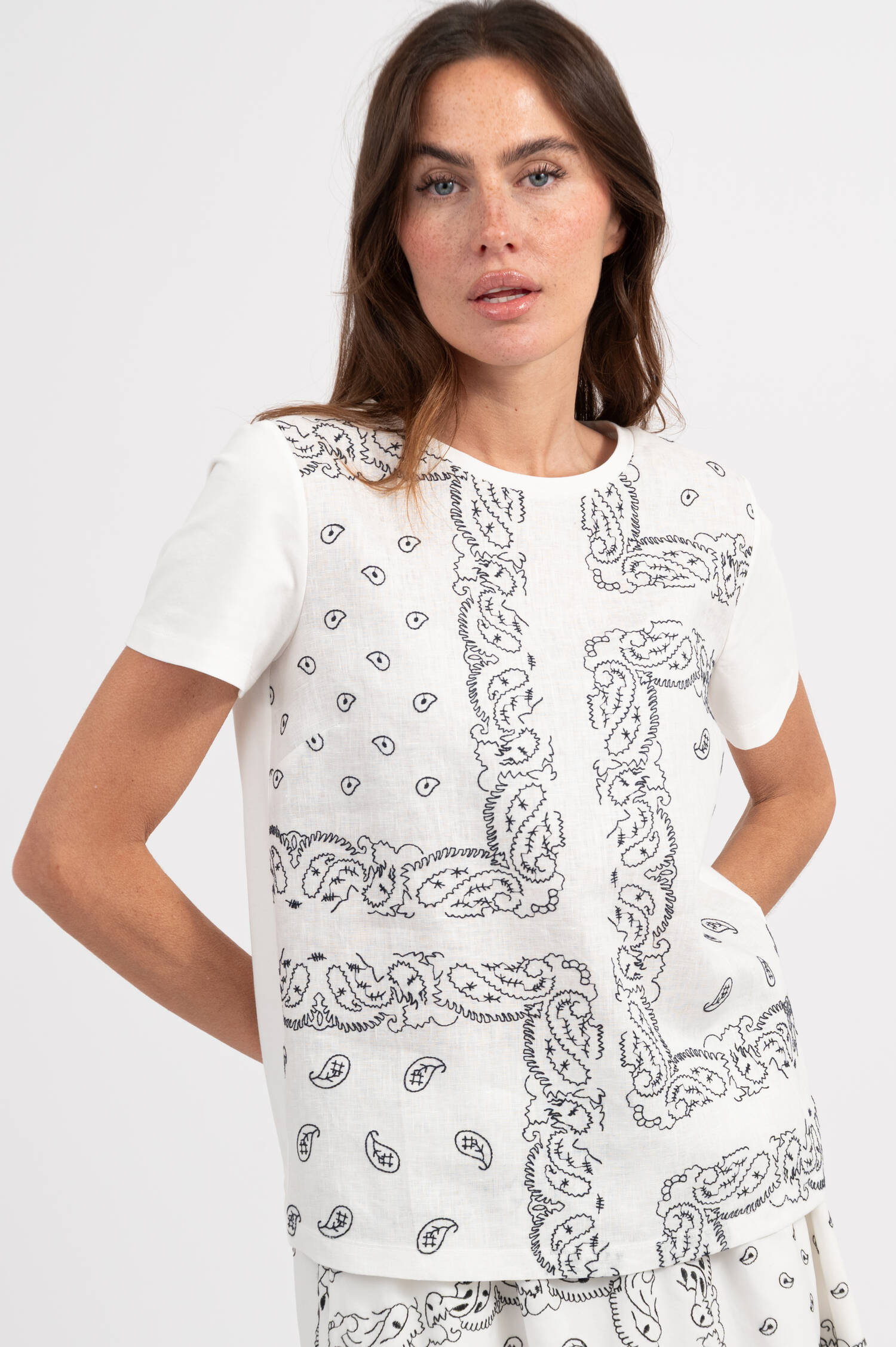 T-Shirt GENIO mit Stickerei in Weiß