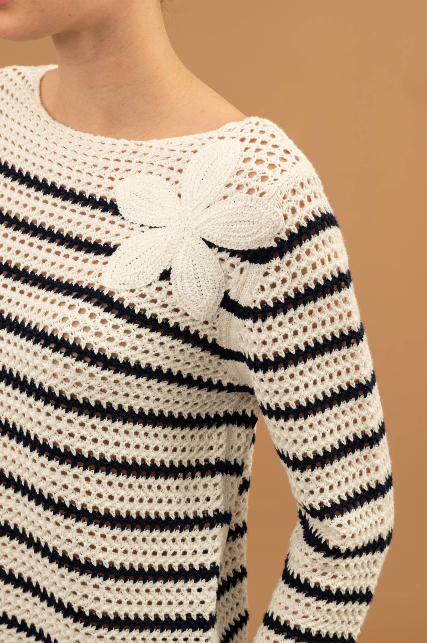 Lochstrick Pullover in Weiß/Blau gestreift Lochstrick Pullover in Weiß/Blau gestreift