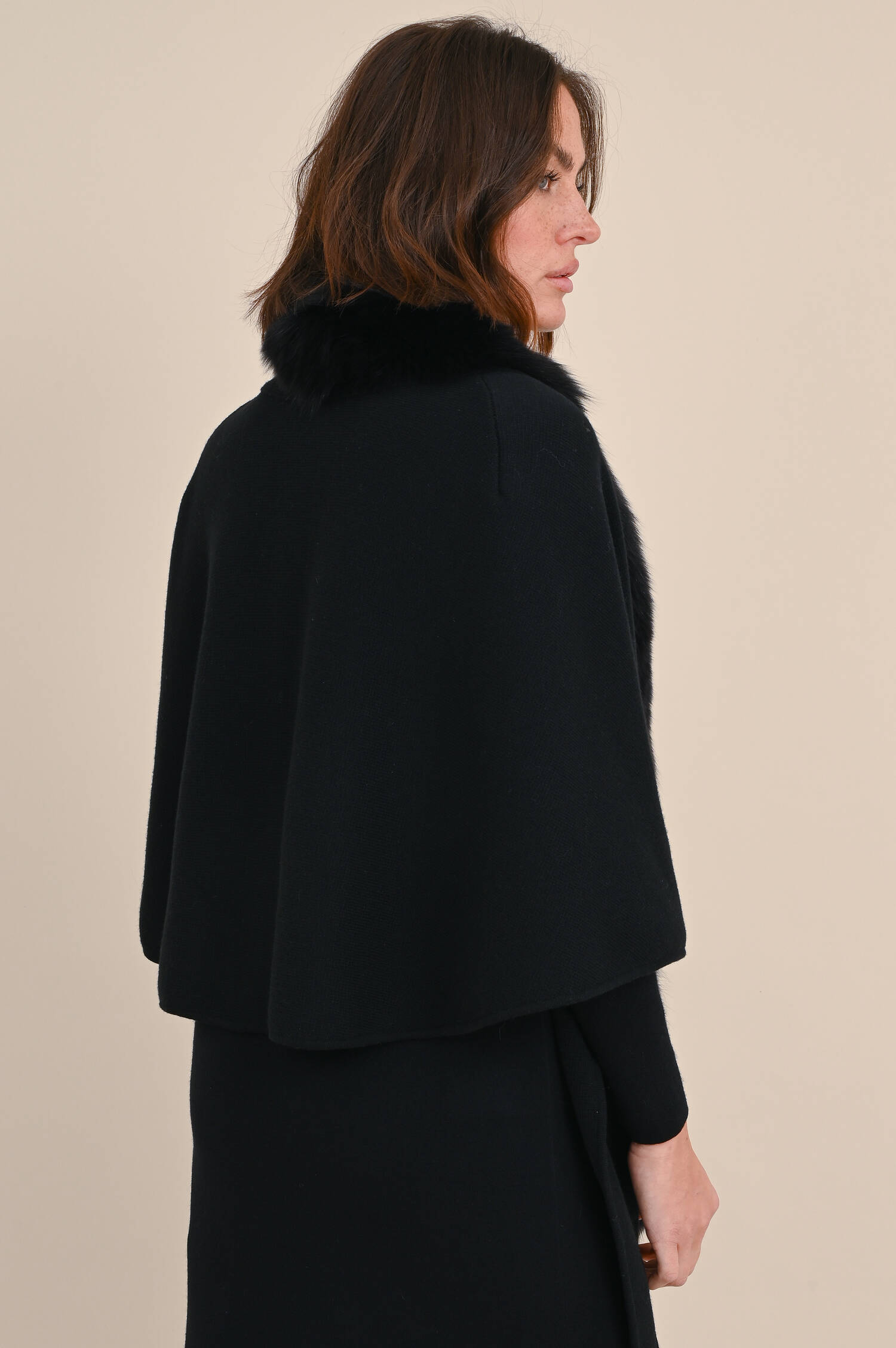 Woll-Mix Cape mit Pelz in Schwarz