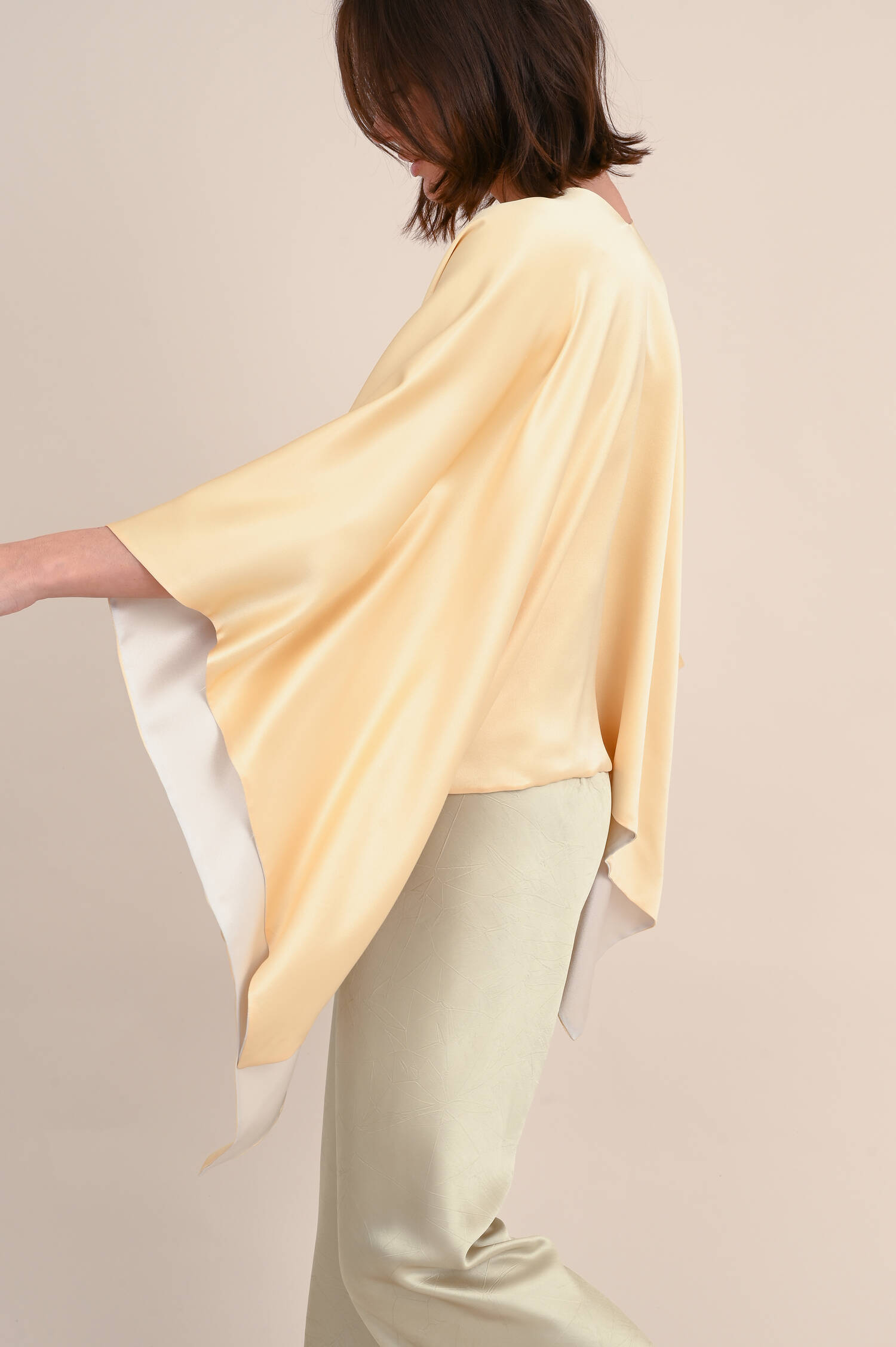 Wende-Cape aus Seide in Champagne/Vanille
