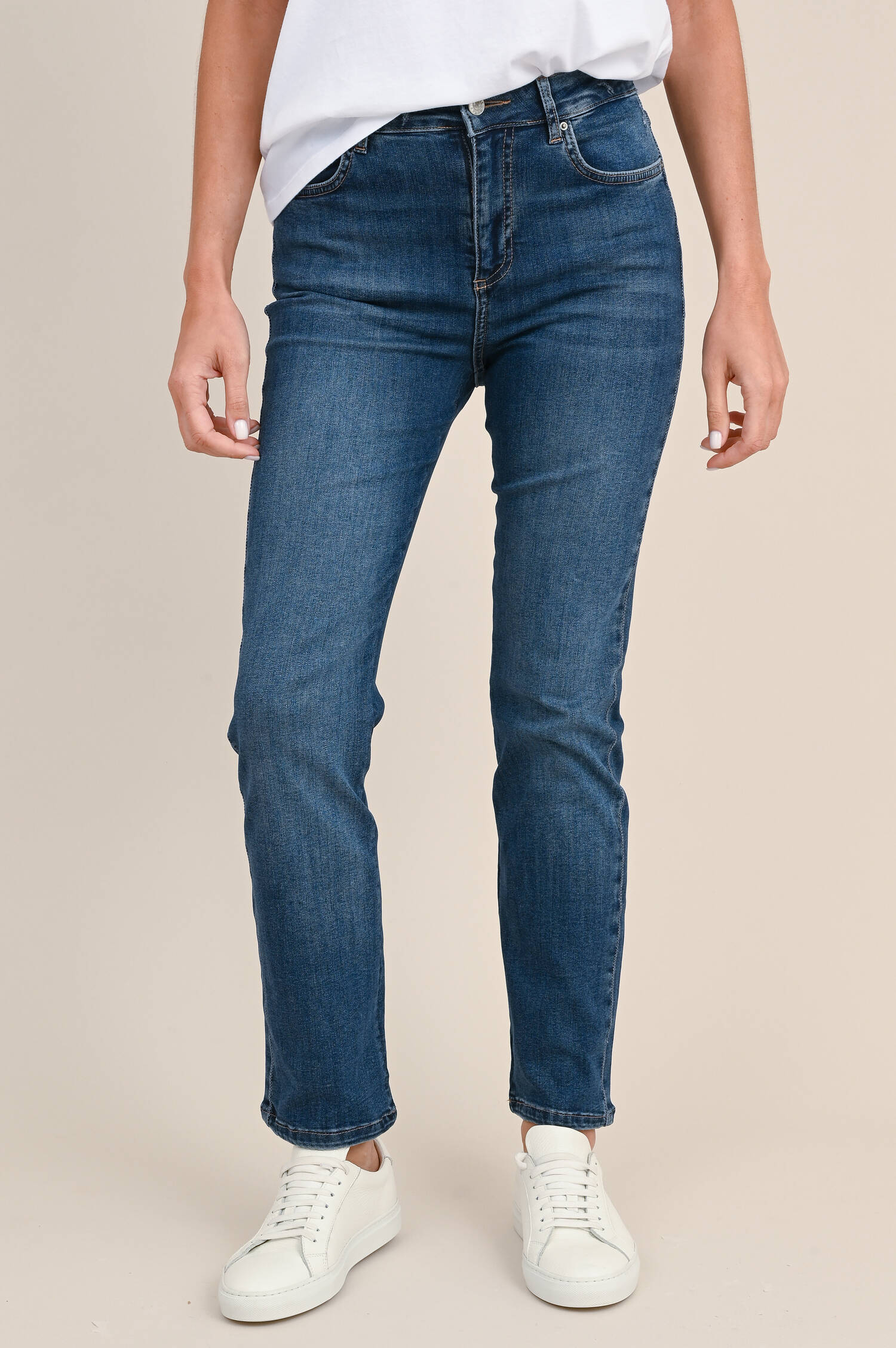 Jeans mit Ziernähten in Dunkelblau