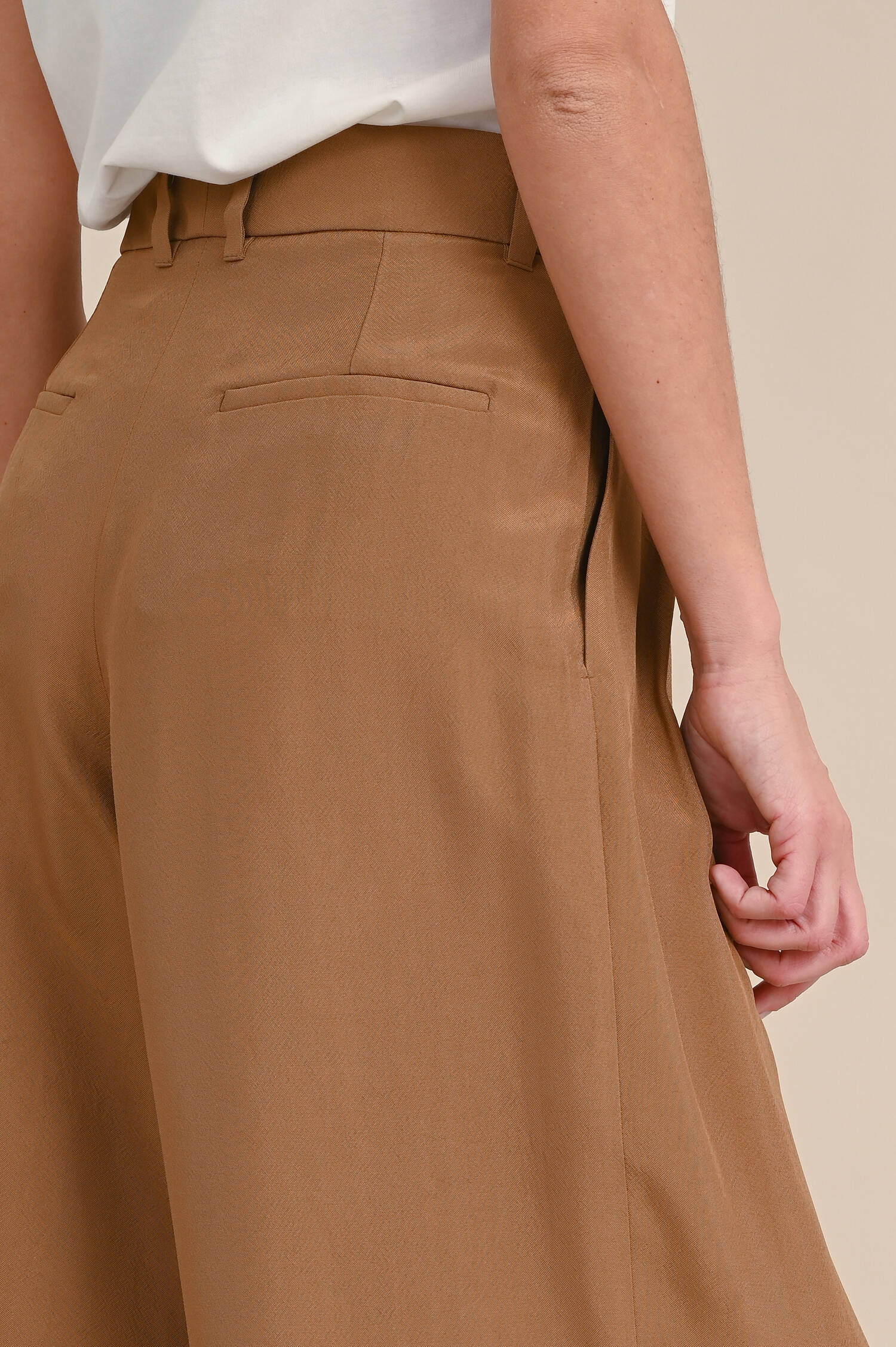 Hose aus Viskose-Crepé in Camel