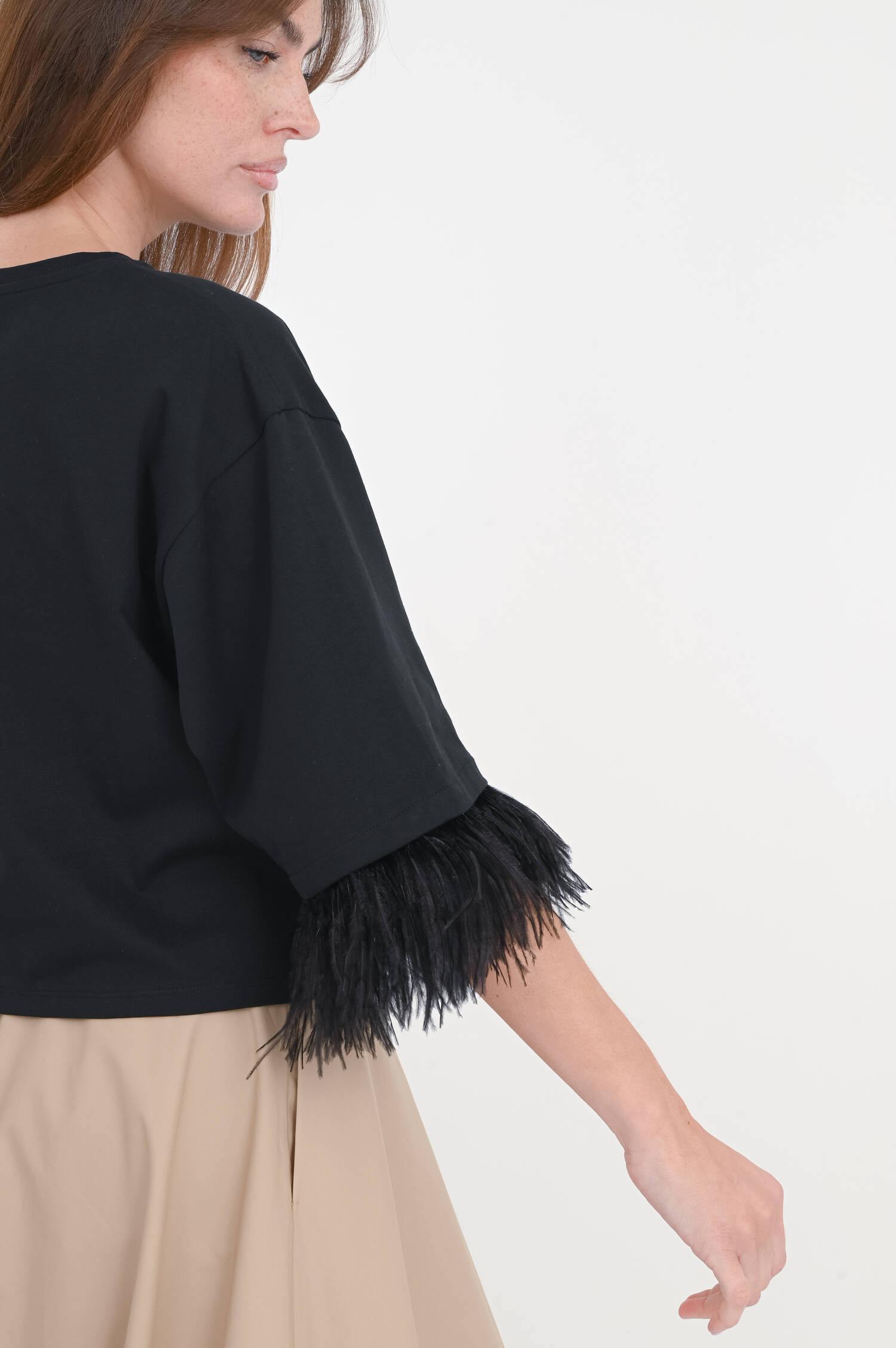 Oversize T-Shirt mit Feder-Details in Schwarz