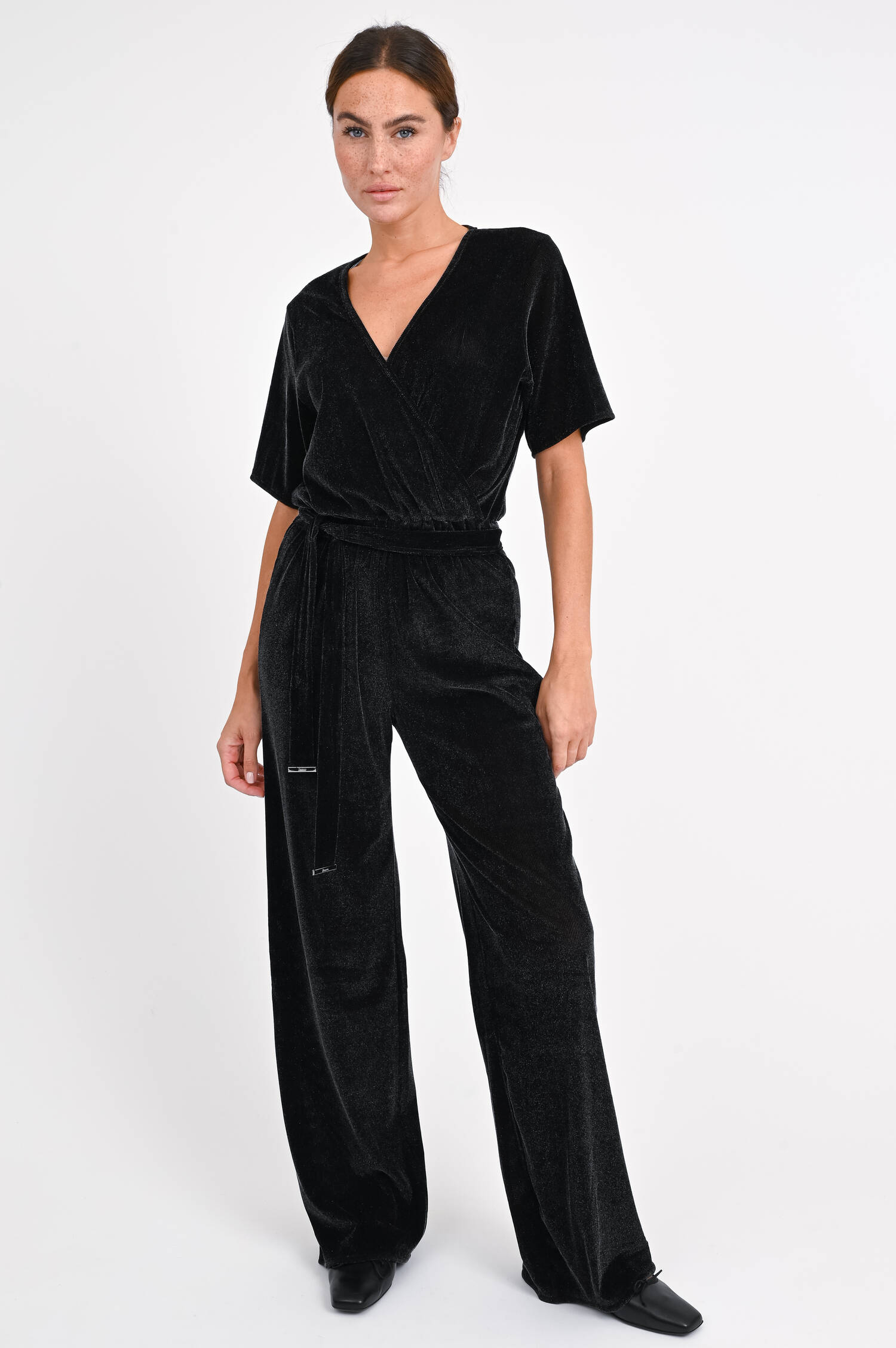 Jumpsuit aus weichem Material in Schwarz glänzend