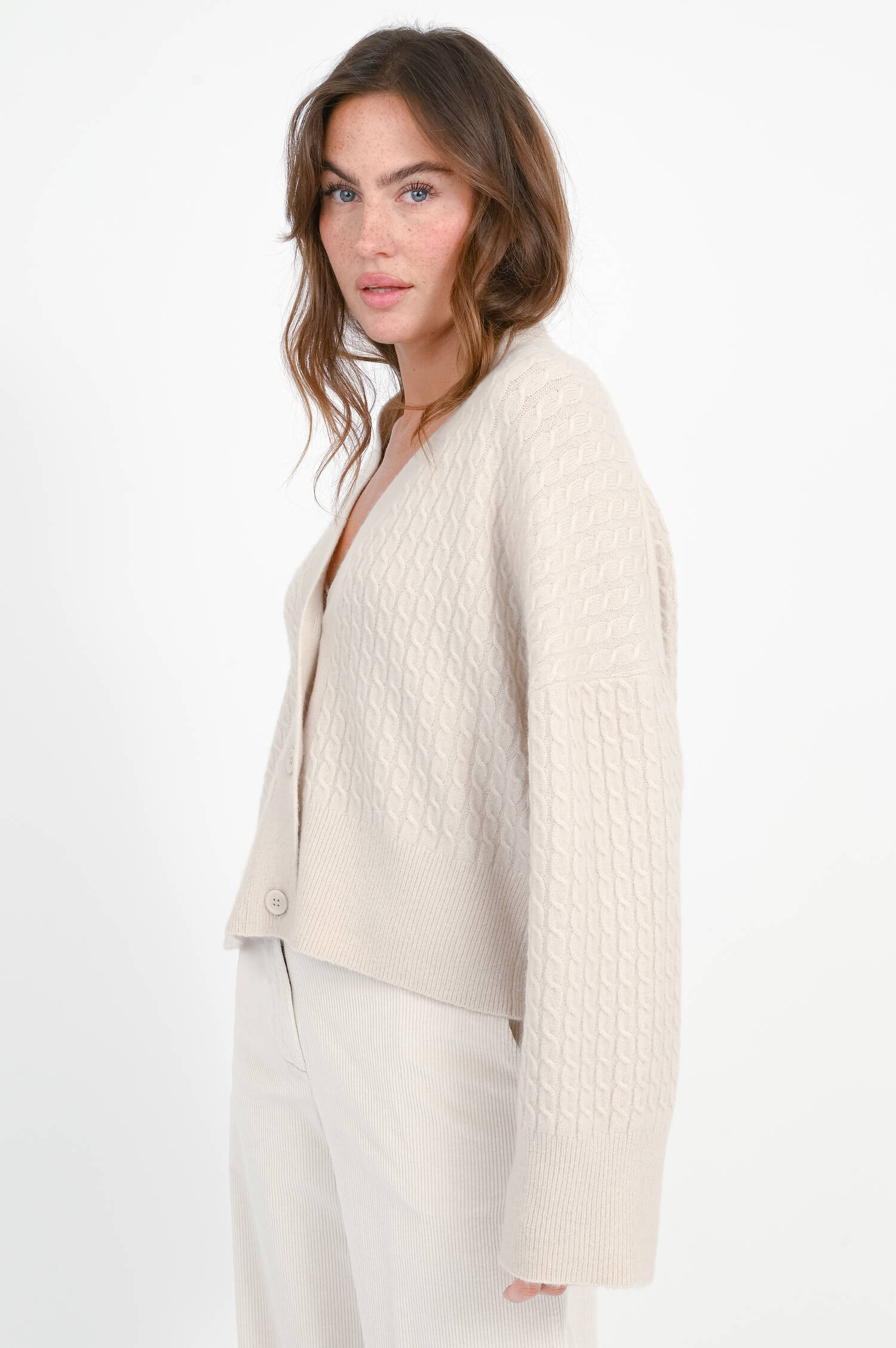 Strickjacke mit Zopfstrick in Beige