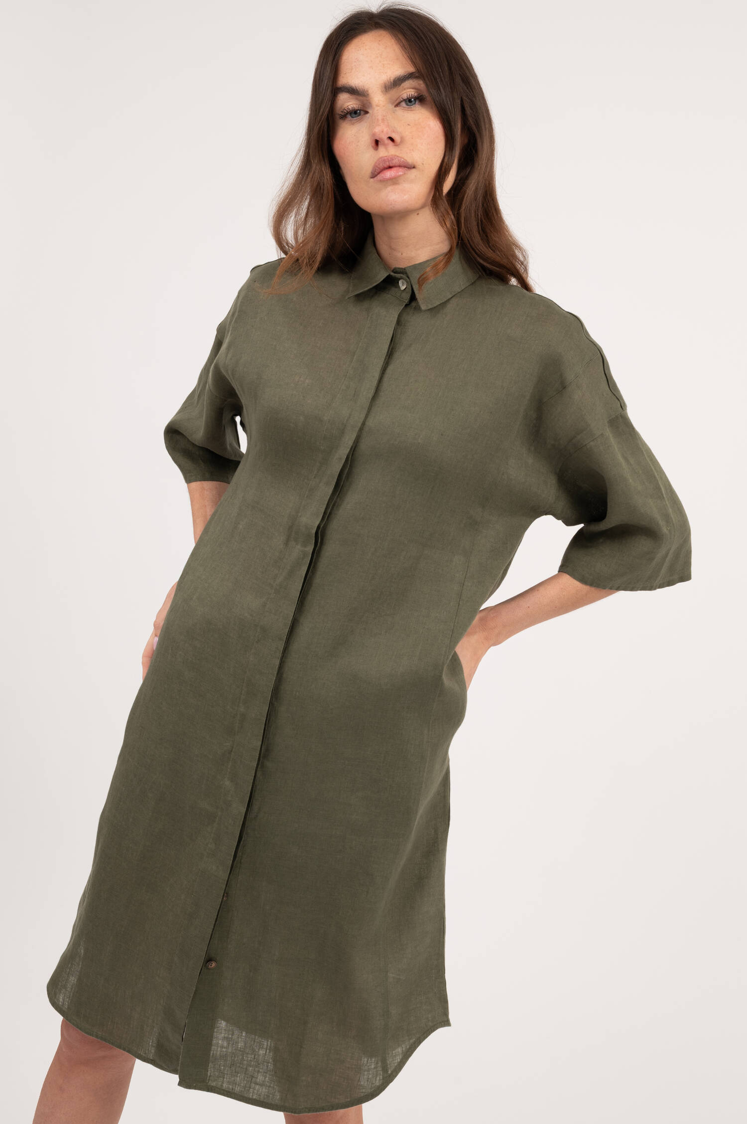 Hemdblusenkleid aus Leinen in Oliv