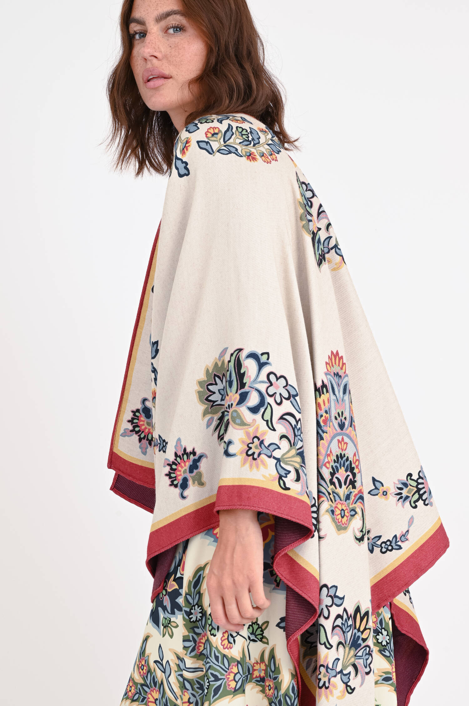 Cape/Poncho mit Paisley-Muster in Multicolor/Beige