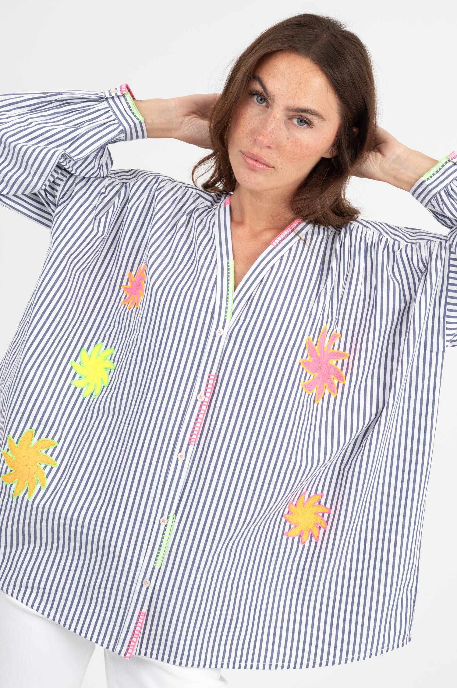 Bluse mit Stick-Applikation in Ecru/Blau Bluse mit Stick-Applikation in Ecru/Blau