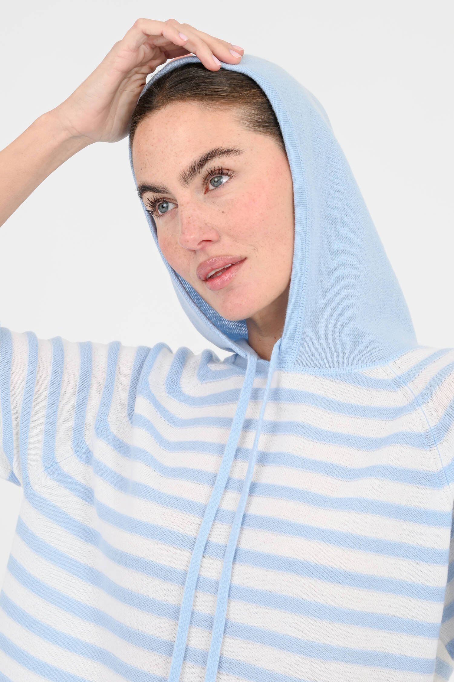 Kurzarm-Streifenhoodie in Hellblau/Creme