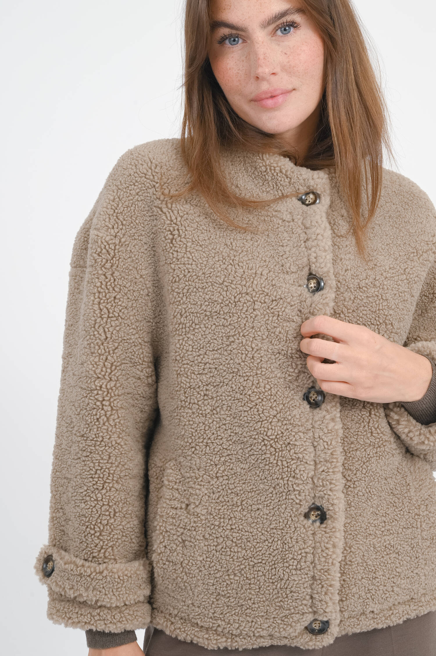 Kurze Teddyjacke YOGI in Haselnuss Kurze Teddyjacke YOGI in Haselnuss