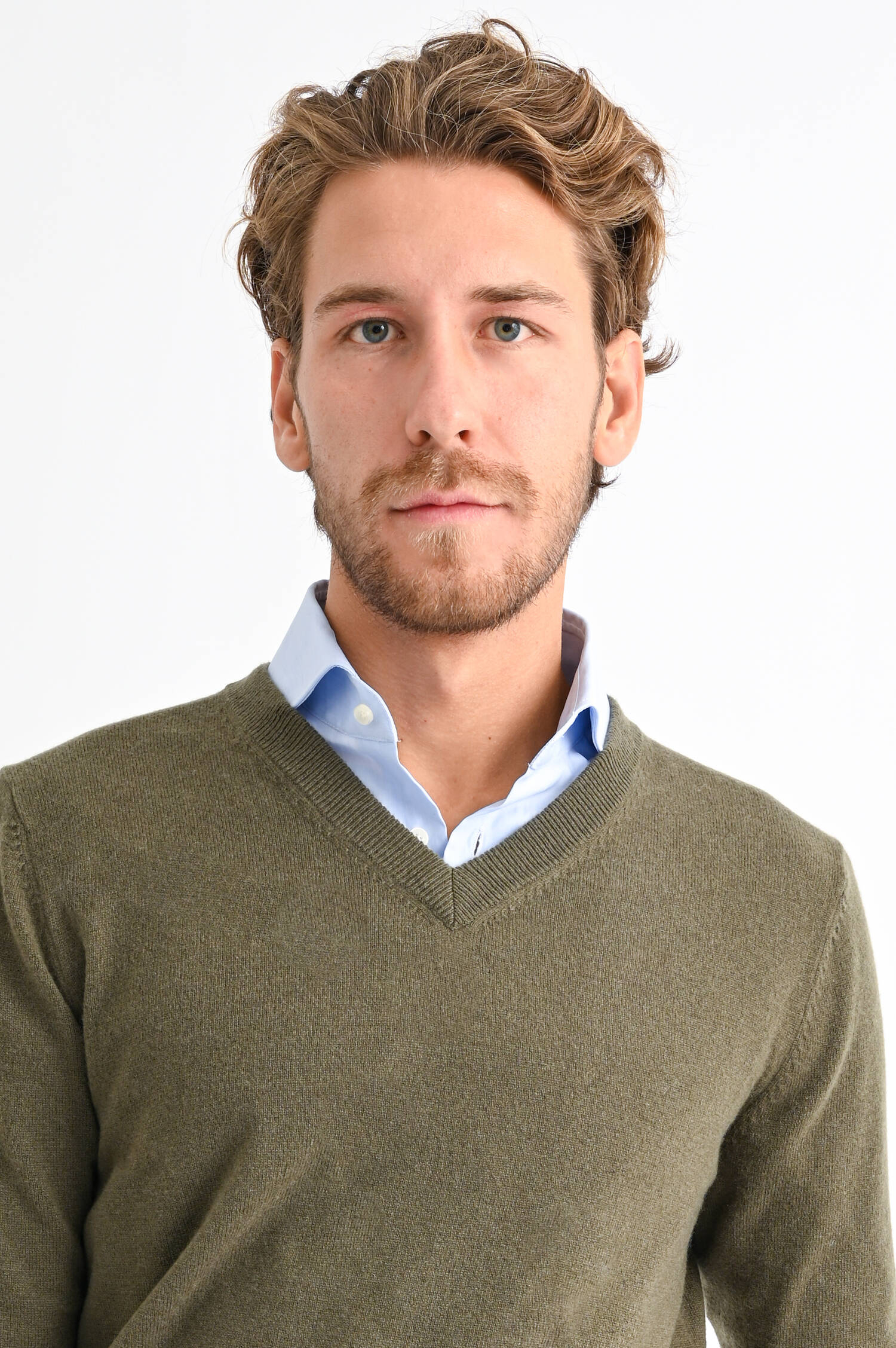 Cashmere Pullover mit V-Ausschnitt in Oliv