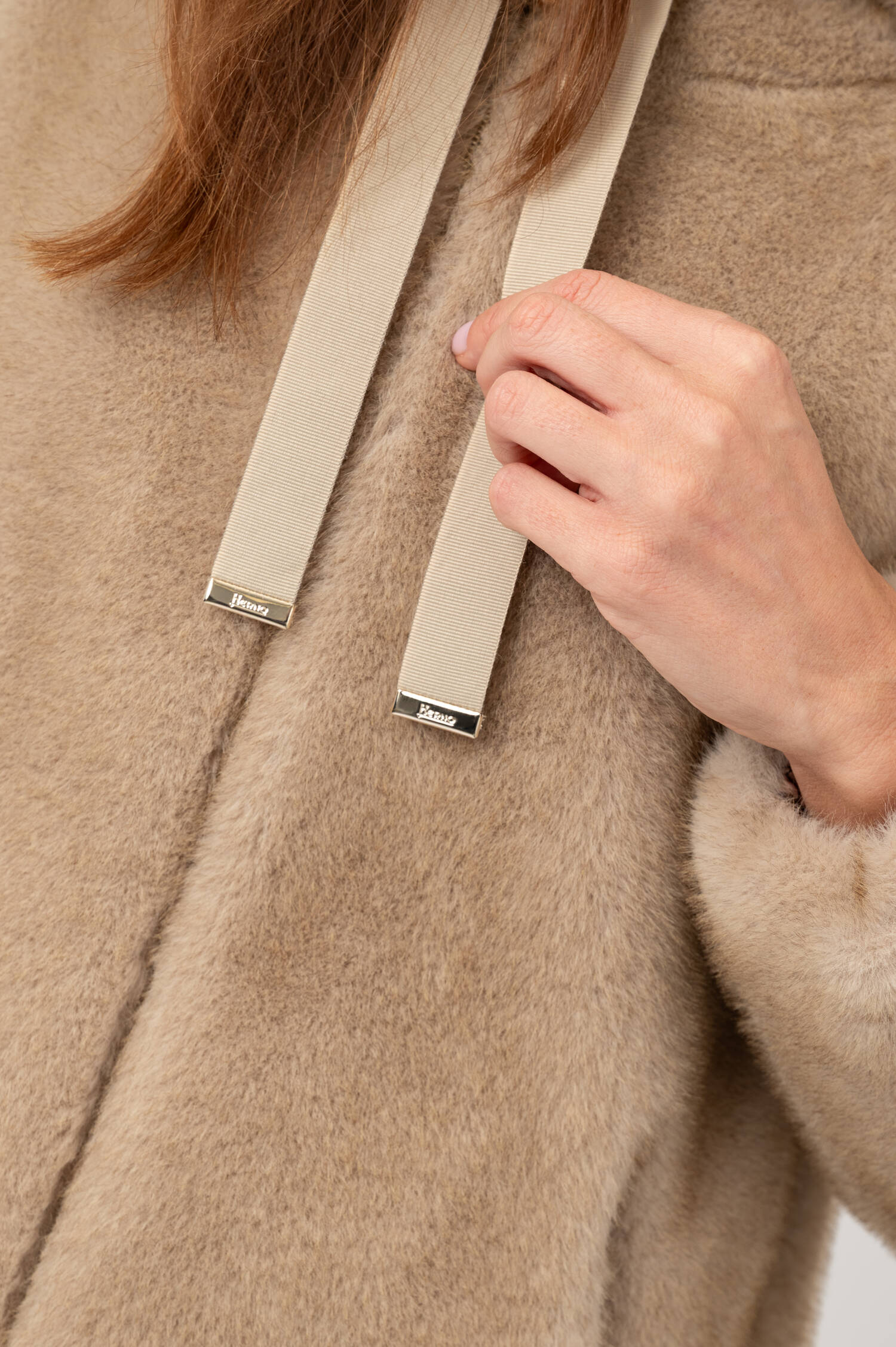 Faux-Fur-Jacke mit Kapuze in Beige Faux-Fur-Jacke mit Kapuze in Beige