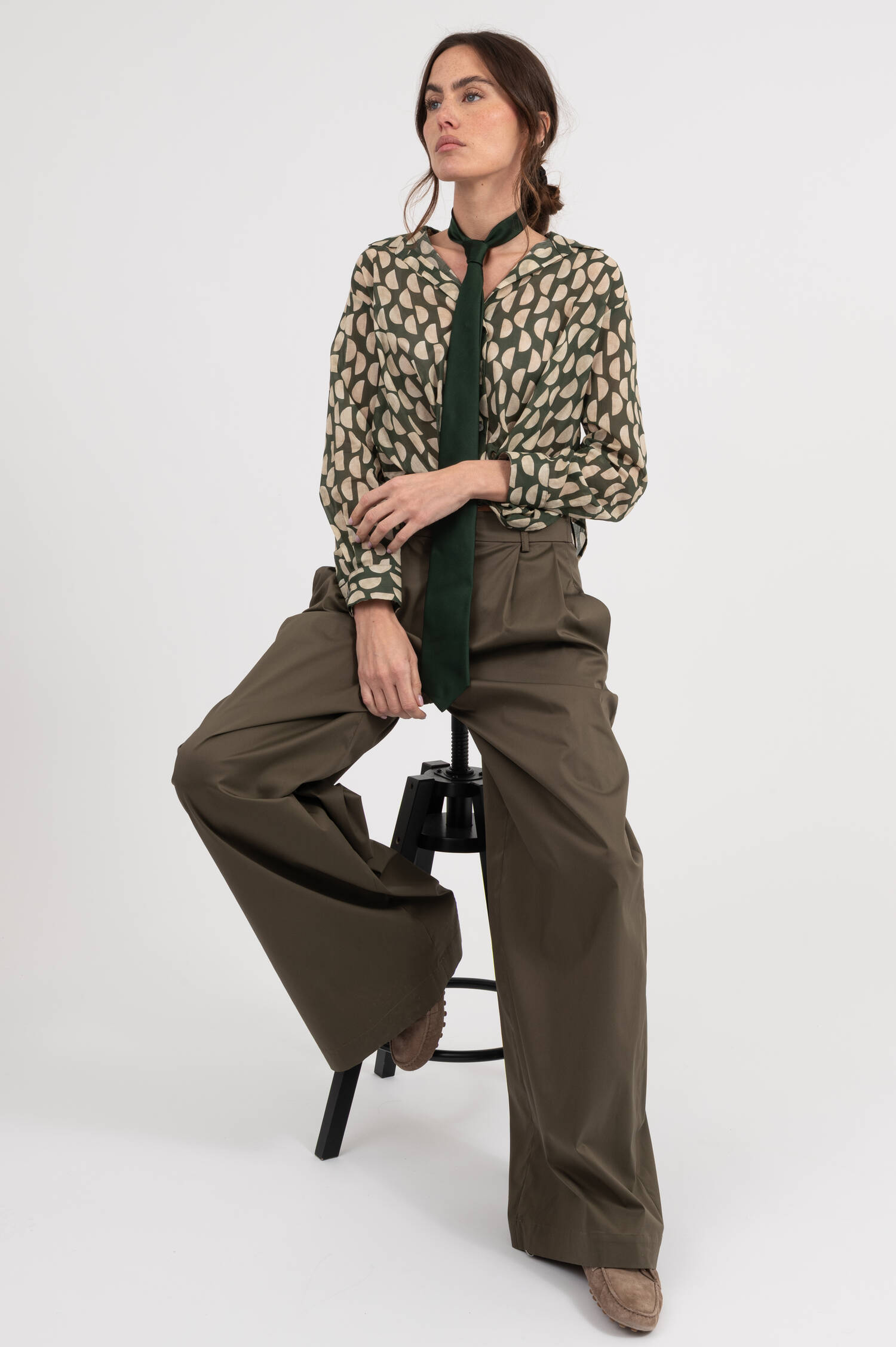 Bluse mit Allover Print in Oliv/Beige