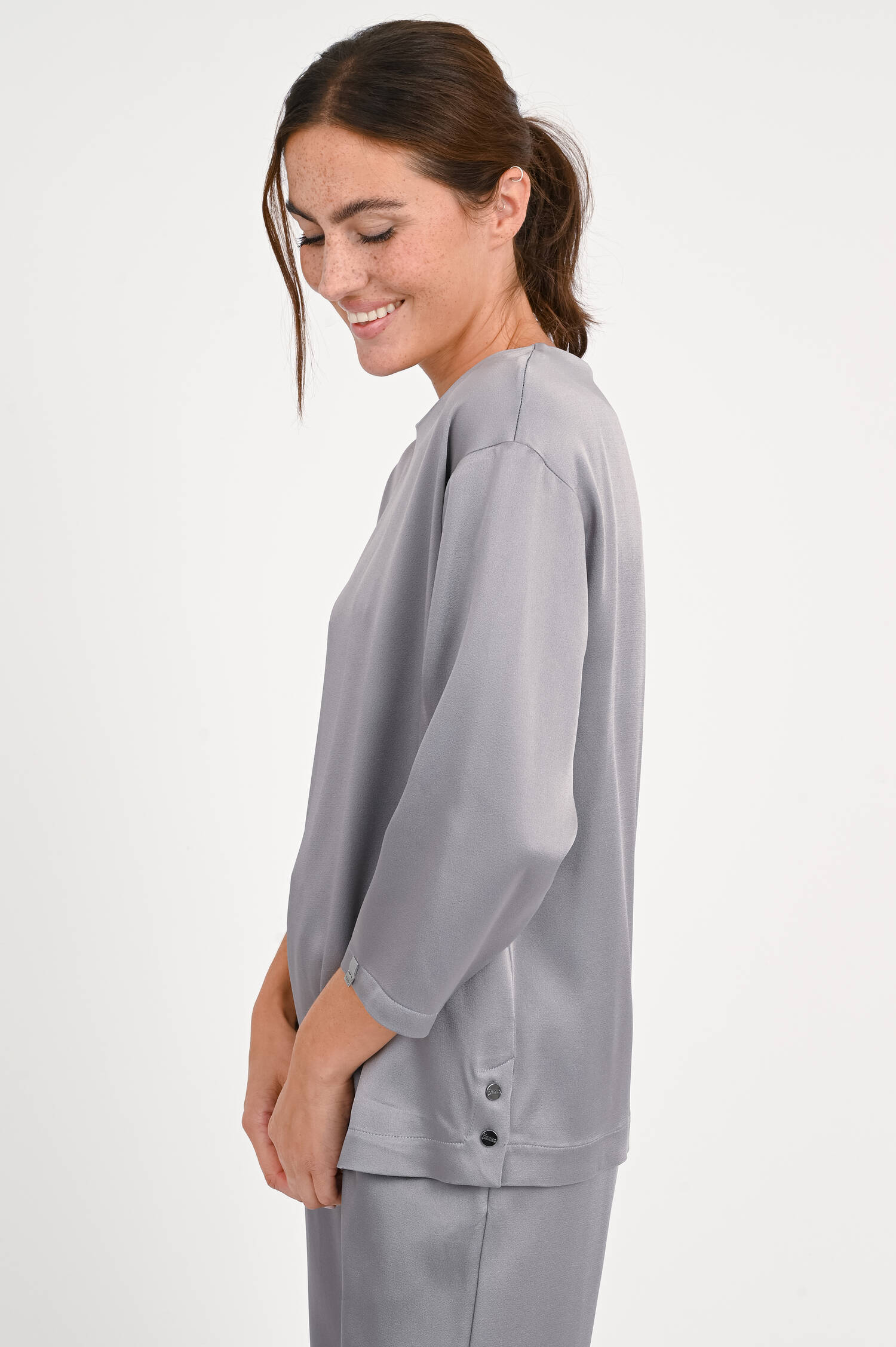 Blusentop mit Rundhalsauschnitt in Grau