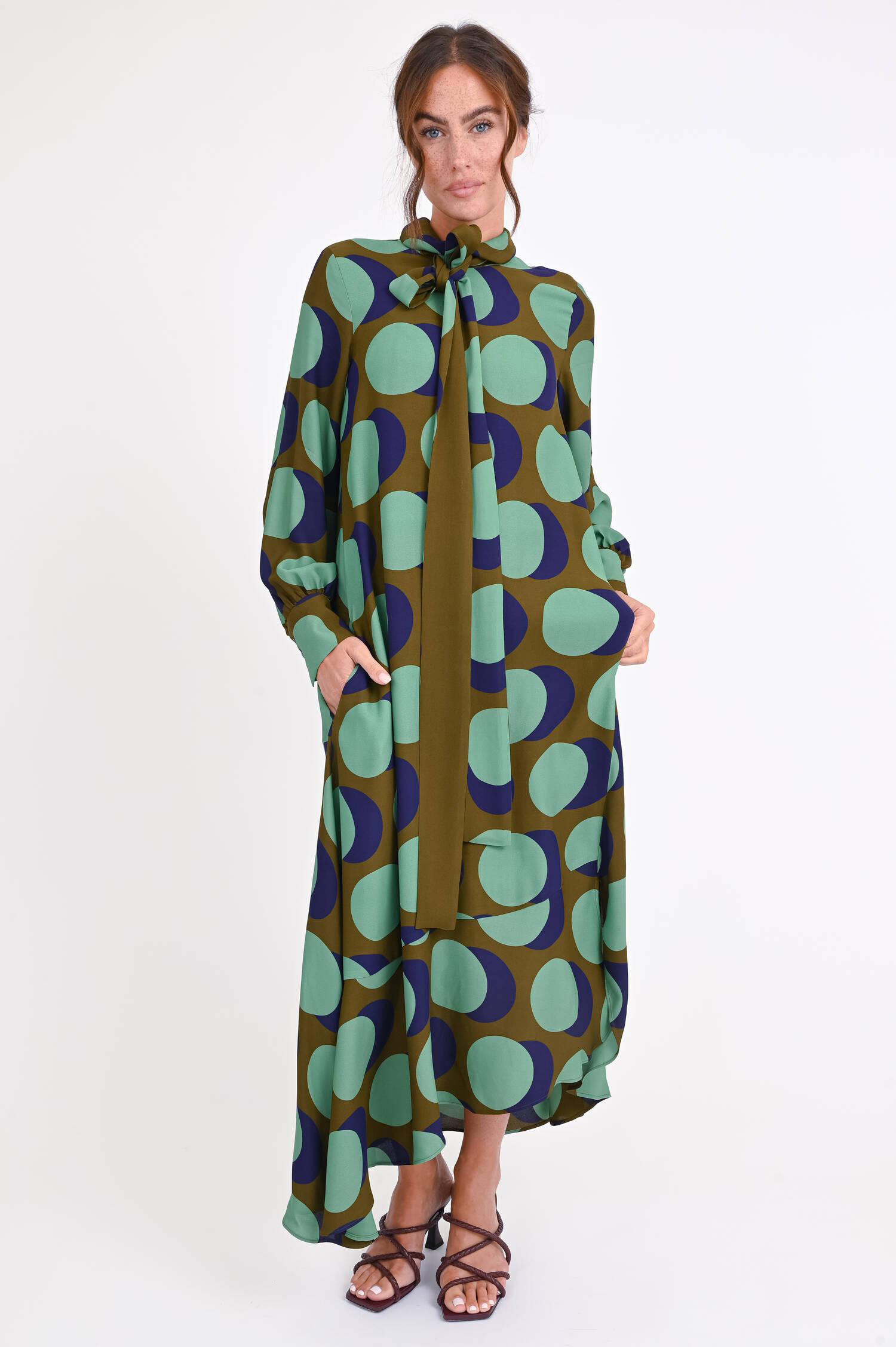 Kleid mit Kreismuster in Oliv/Grün/Blau