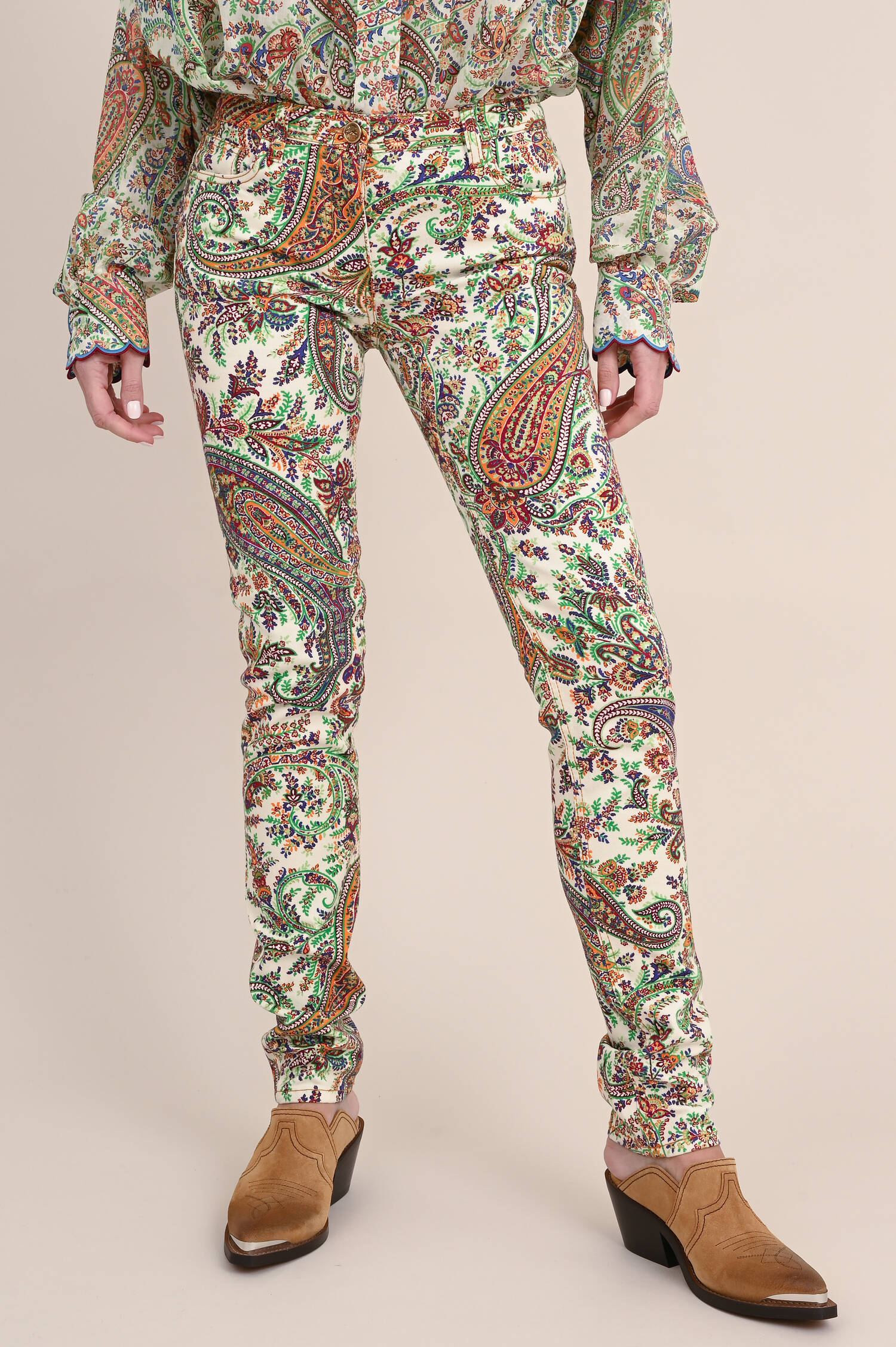 Jeanshose mit Paisly-Muster in Natur/Multicolor