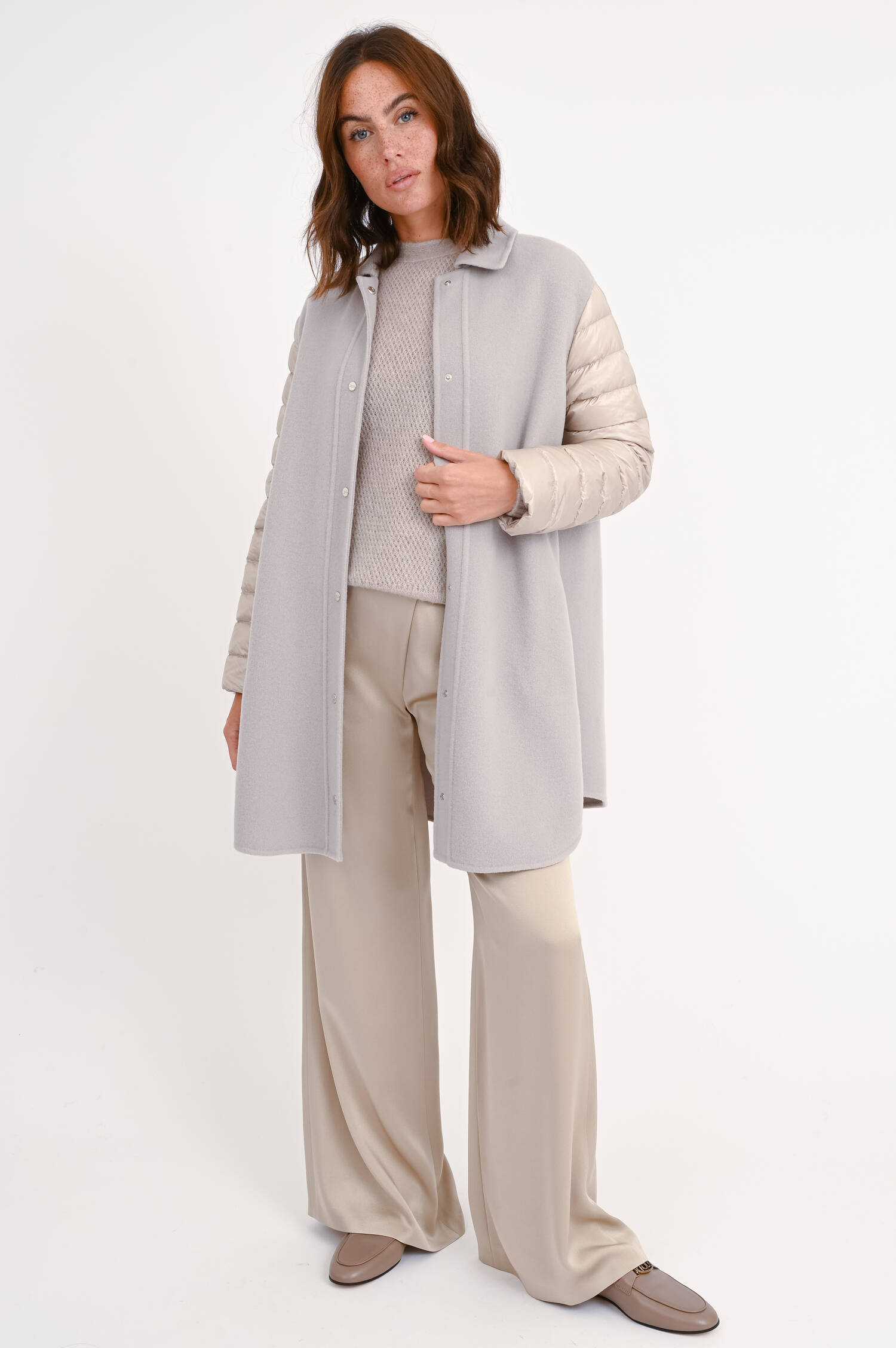 Kurzer Hybrid-Mantel in Beige-Gold Kurzer Hybrid-Mantel in Beige-Gold