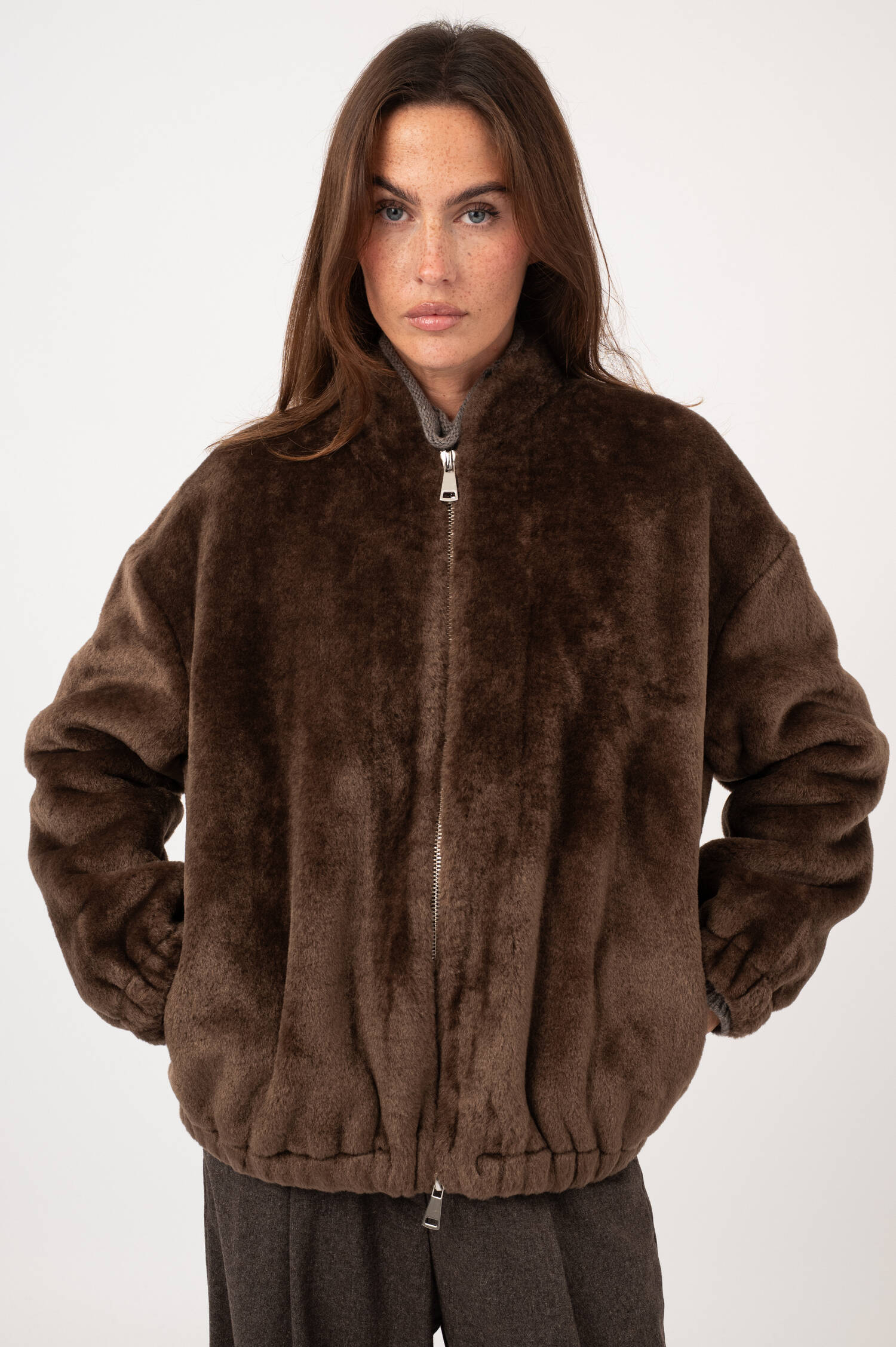 Faux-Fur-Bomberjacke SHAO in Braun Faux-Fur-Bomberjacke SHAO in Braun