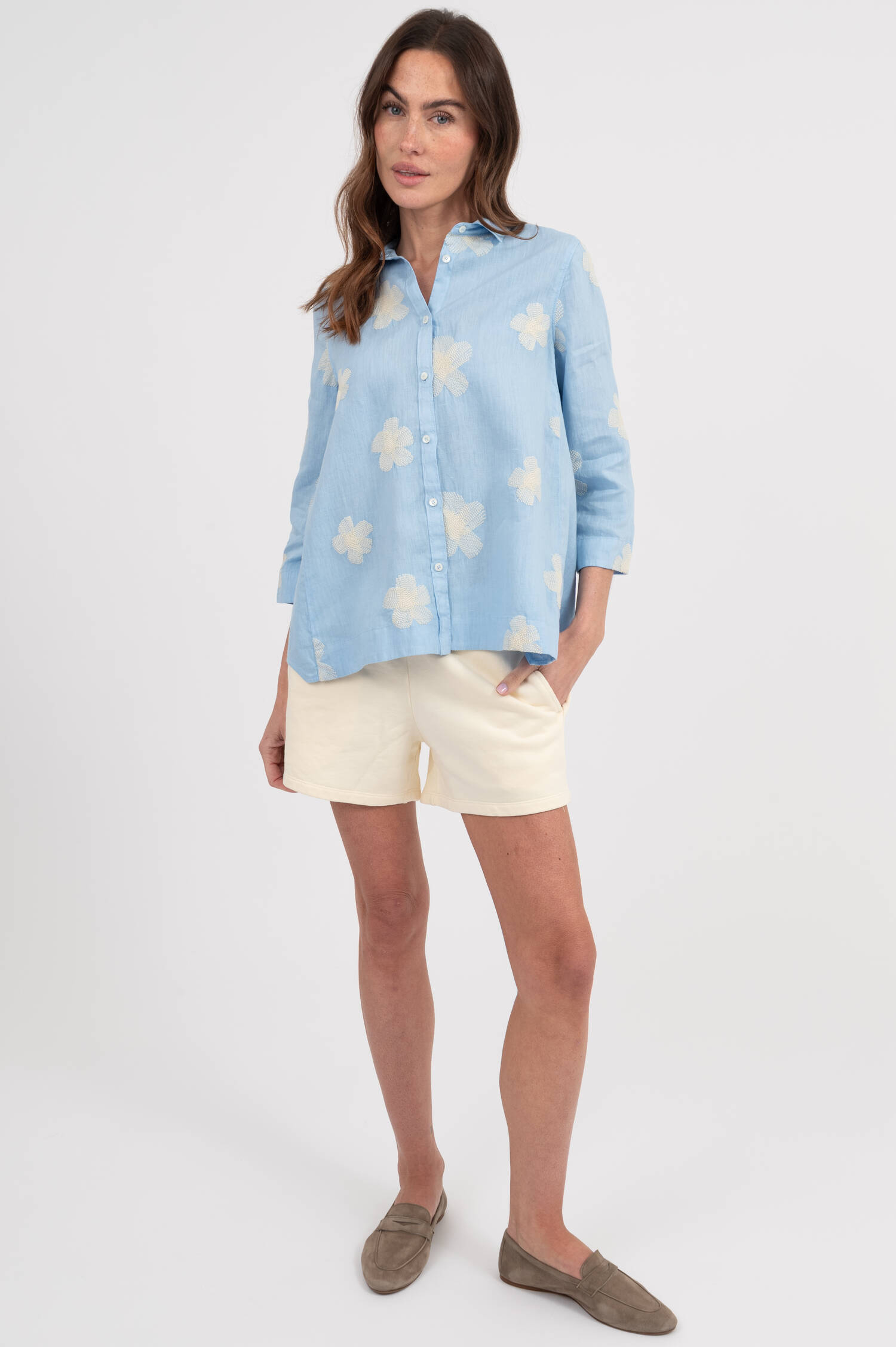 Bluse mit Blumen-Stick in Hellblau