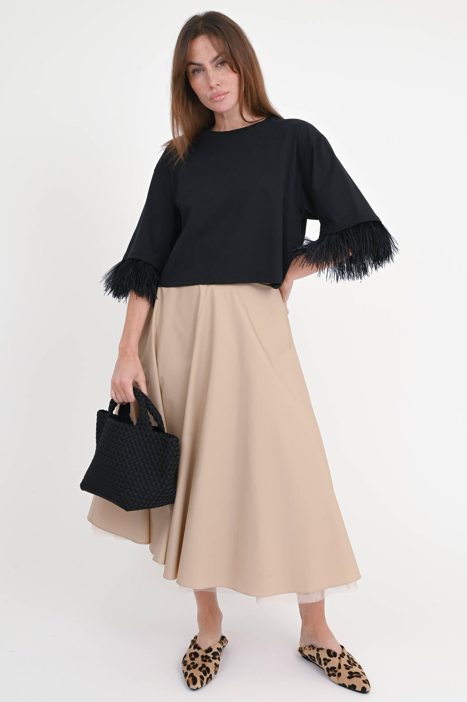 Oversize T-Shirt mit Feder-Details in Schwarz