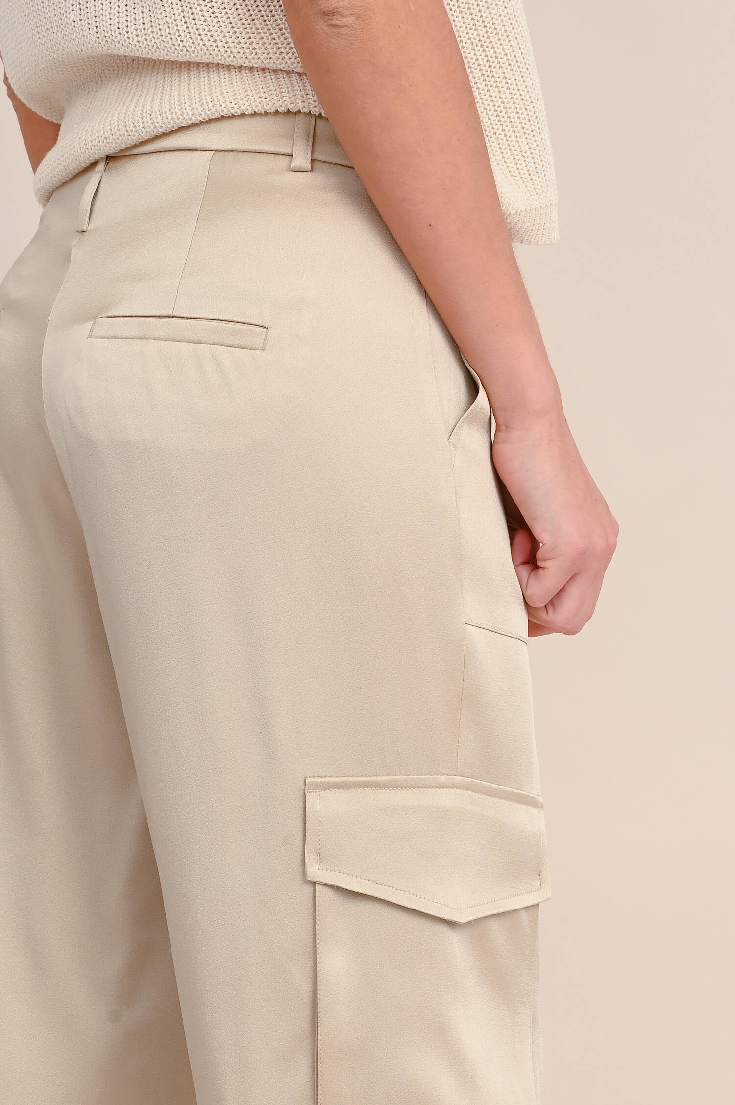 Cargohose mit aufgesetzten Taschen in Champagne
