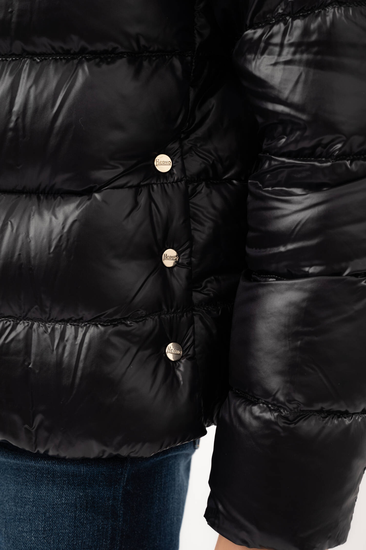 Daunenjacke mit breitem Stehkragen in Schwarz 