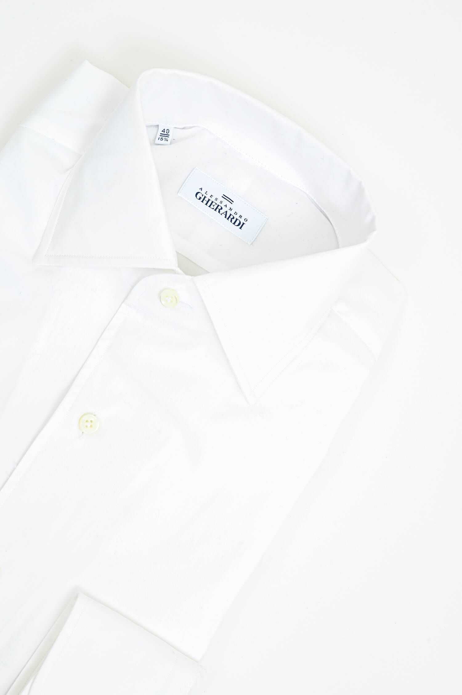 Hemd mit doppelt unterlegtem Kragen in Weiß