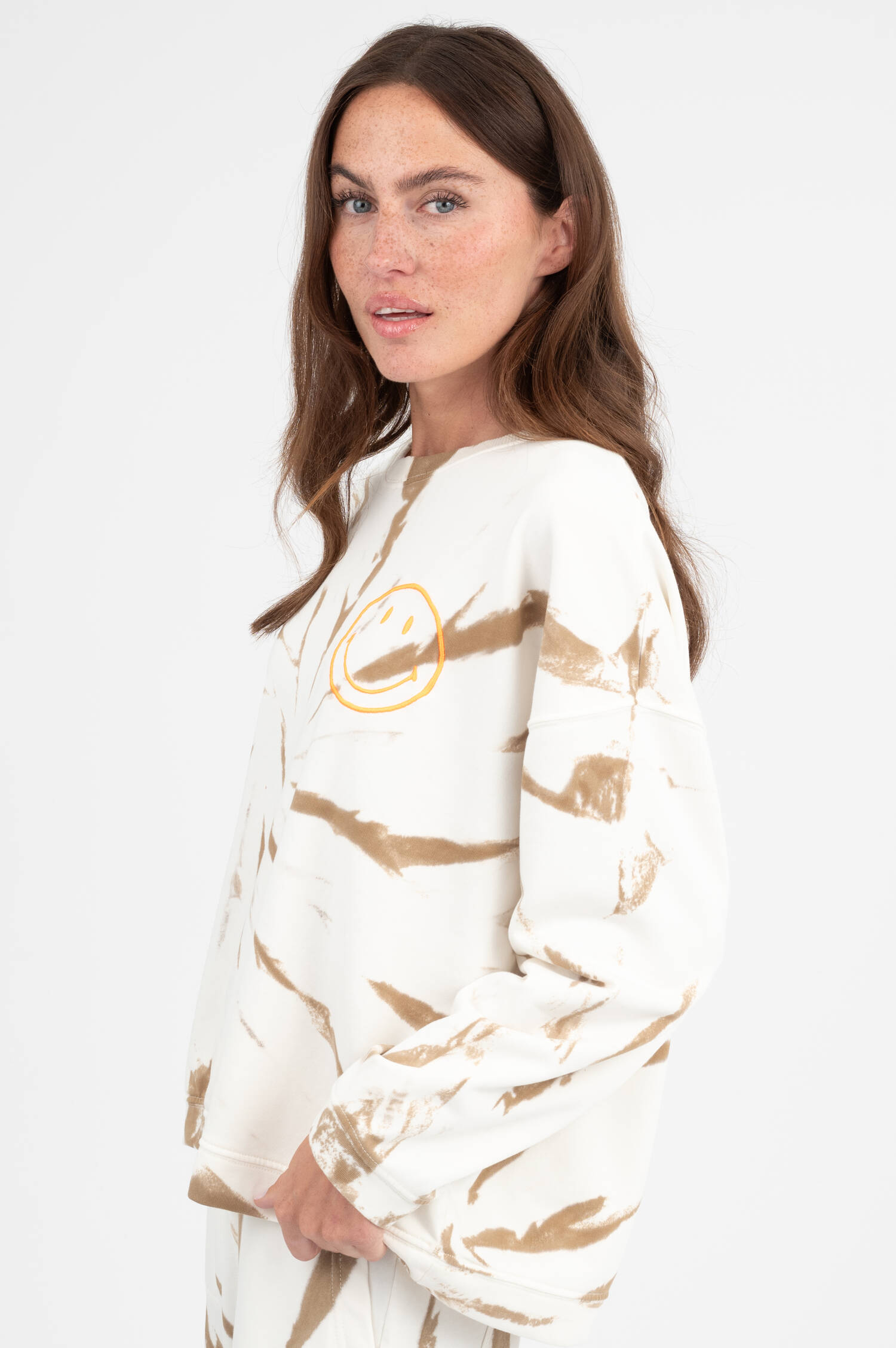 Sweater mit Batik-Muster in Weiß/Braun